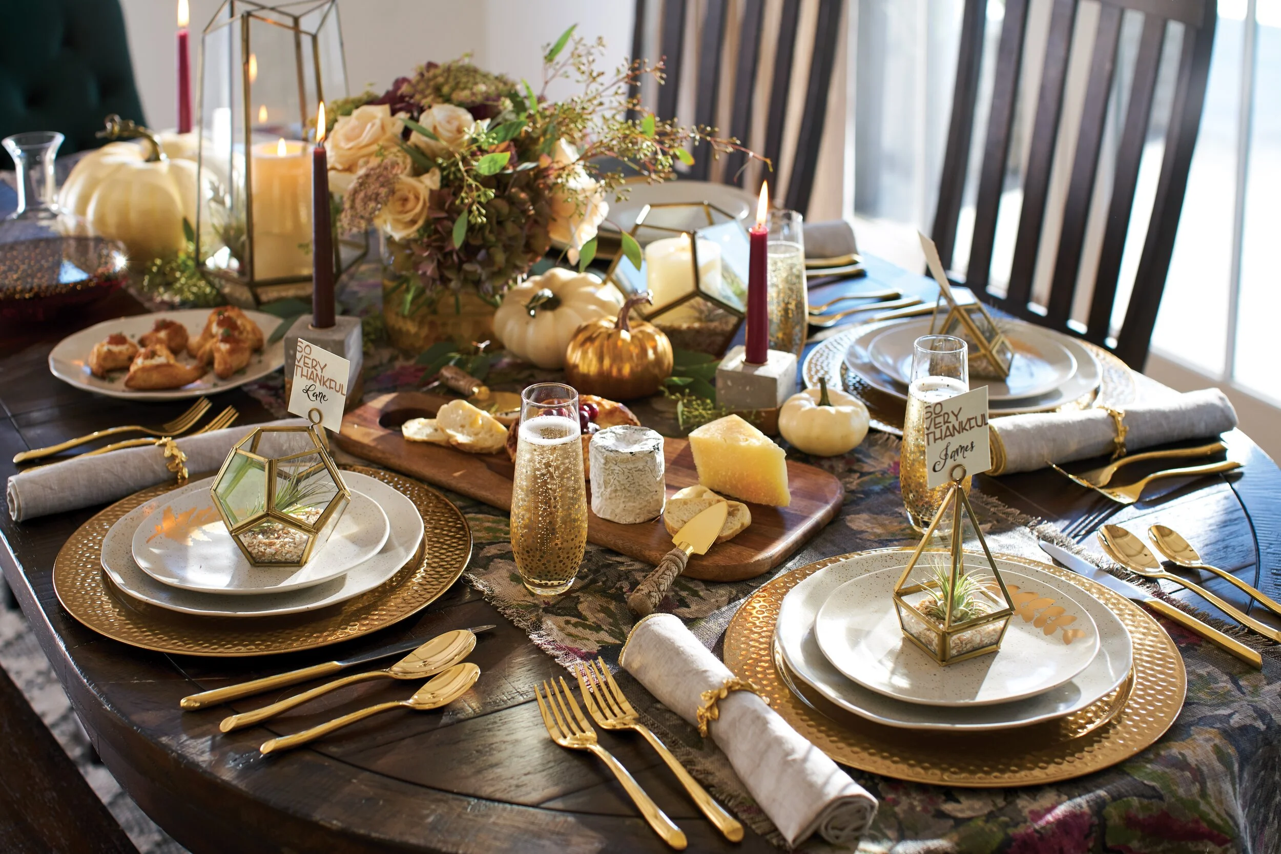 Dinnerware_Flatware_Chargers_v1x_1583_HRR.jpg