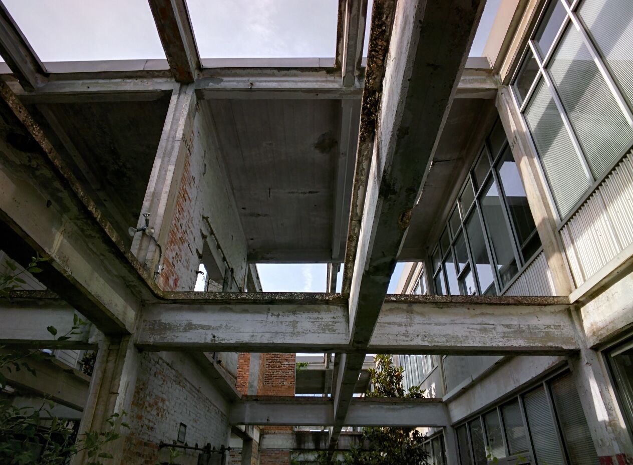 Studioplex Lofts with cutout floors in courtyard