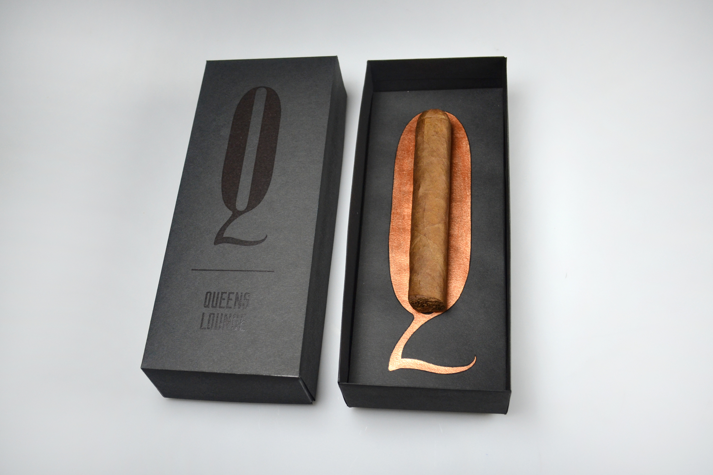 The cigar box is designed so that a cigar can sit comfortably in the middle of the logo. 