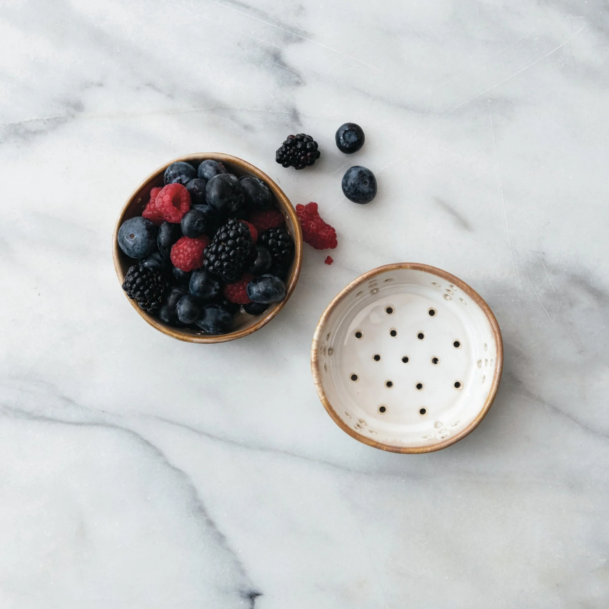 Stoneware Berry Bowl in Beige or White
