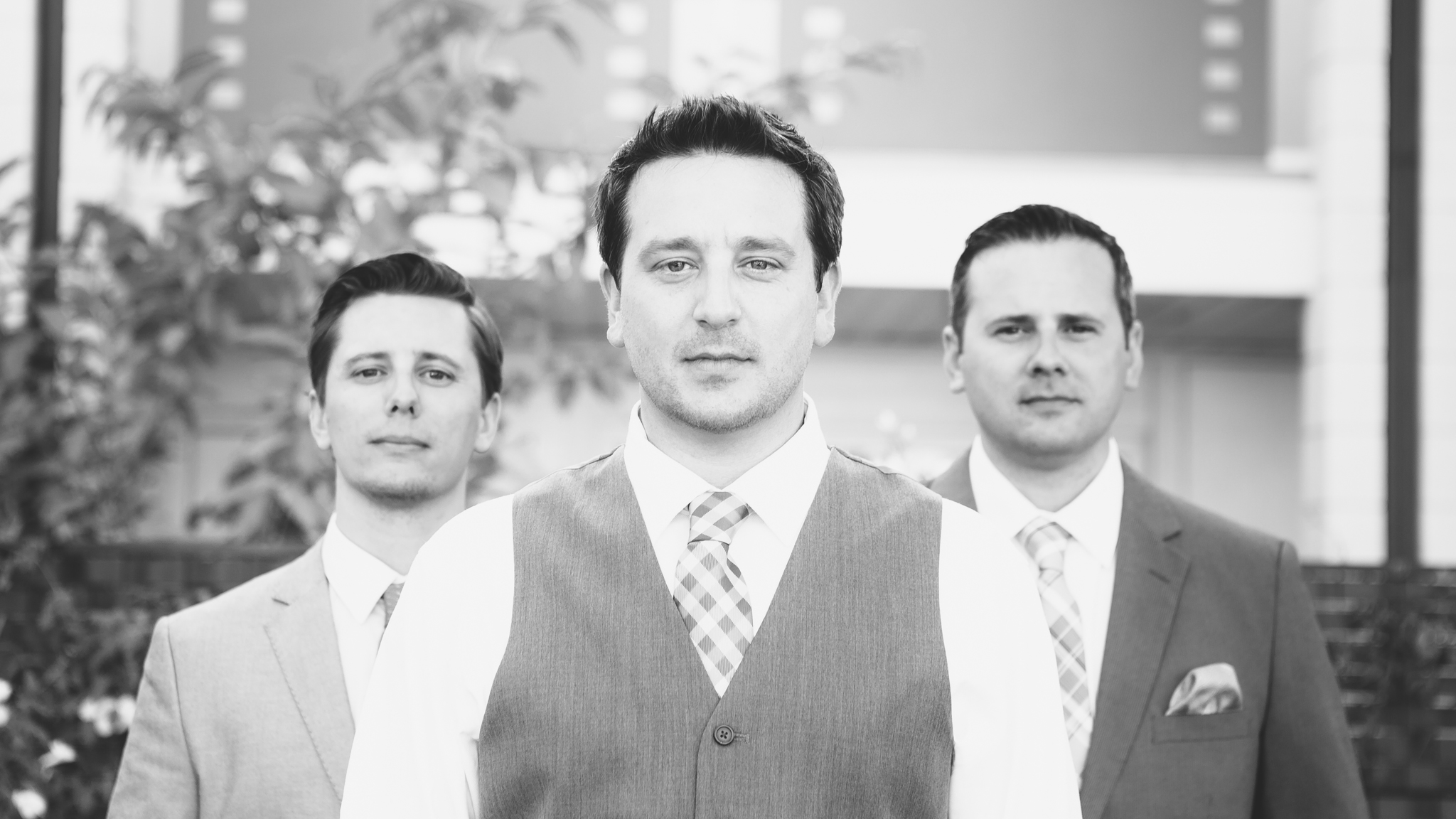 scottsdale-wedding-photographer-el-dorado-groom-brothers-epic-black-and-white