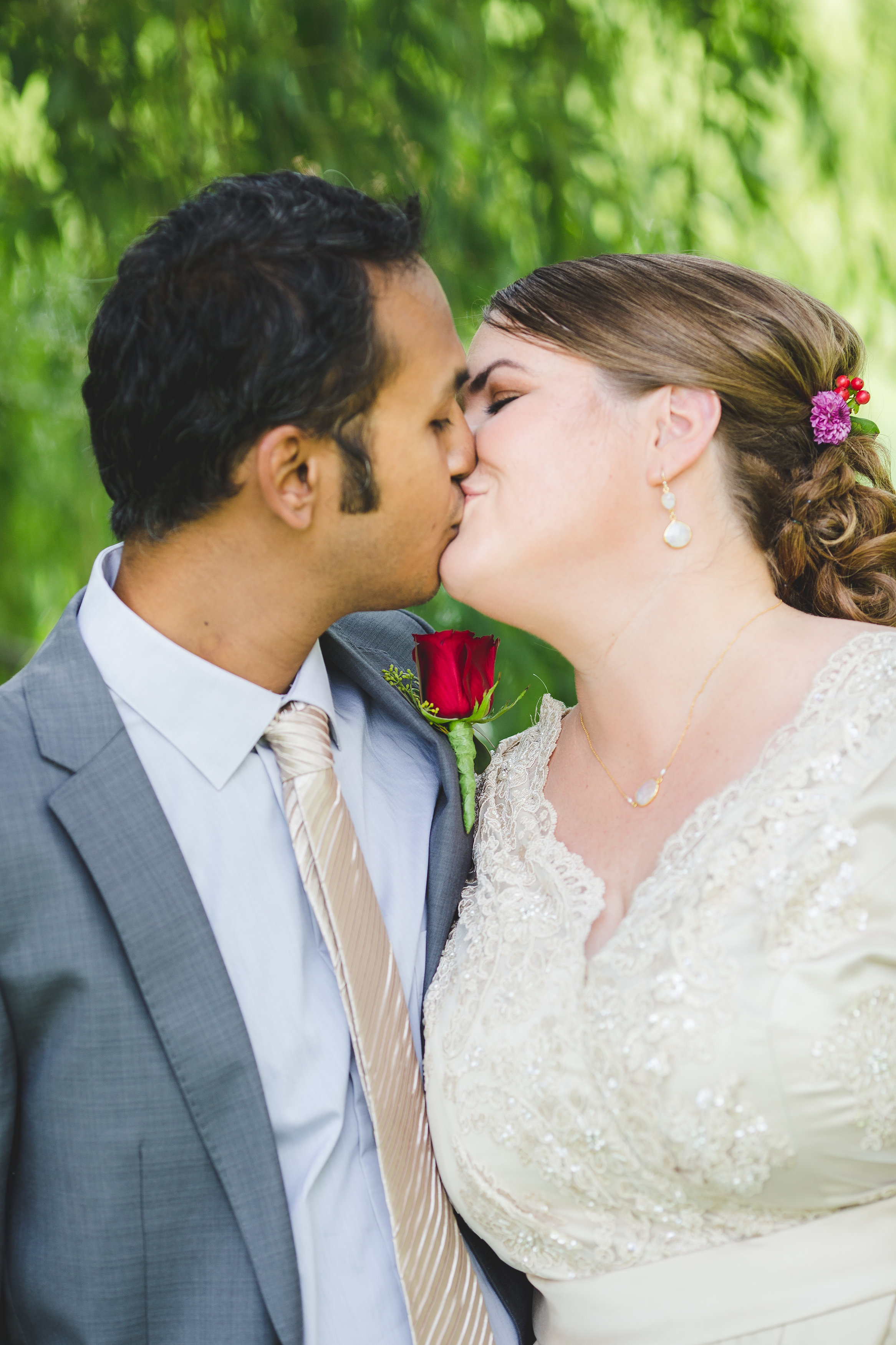 sedona-bride-groom-kiss-jessica-karthik-color