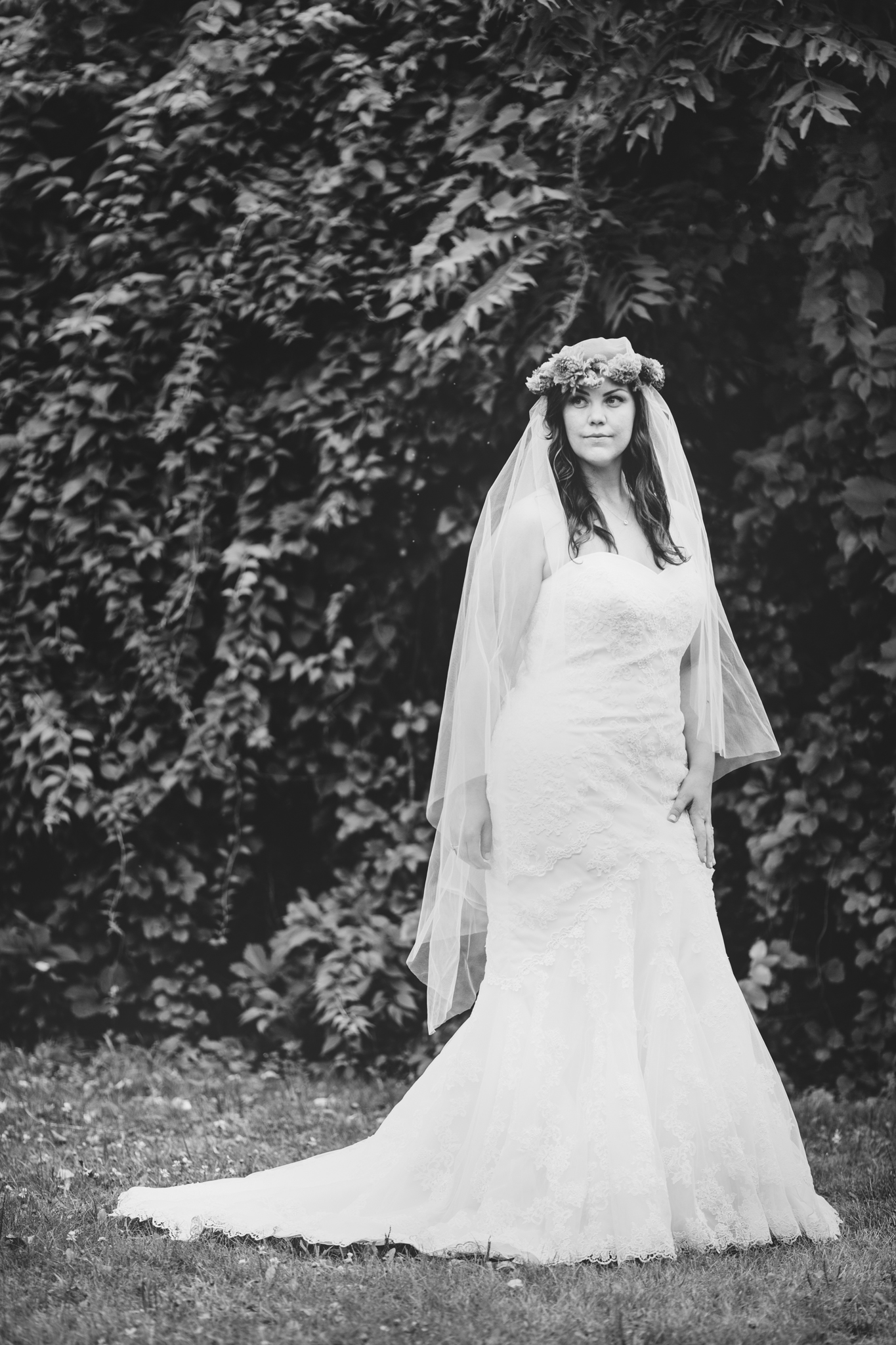 bridal-portrait-wedding-dress-black-white-tiff