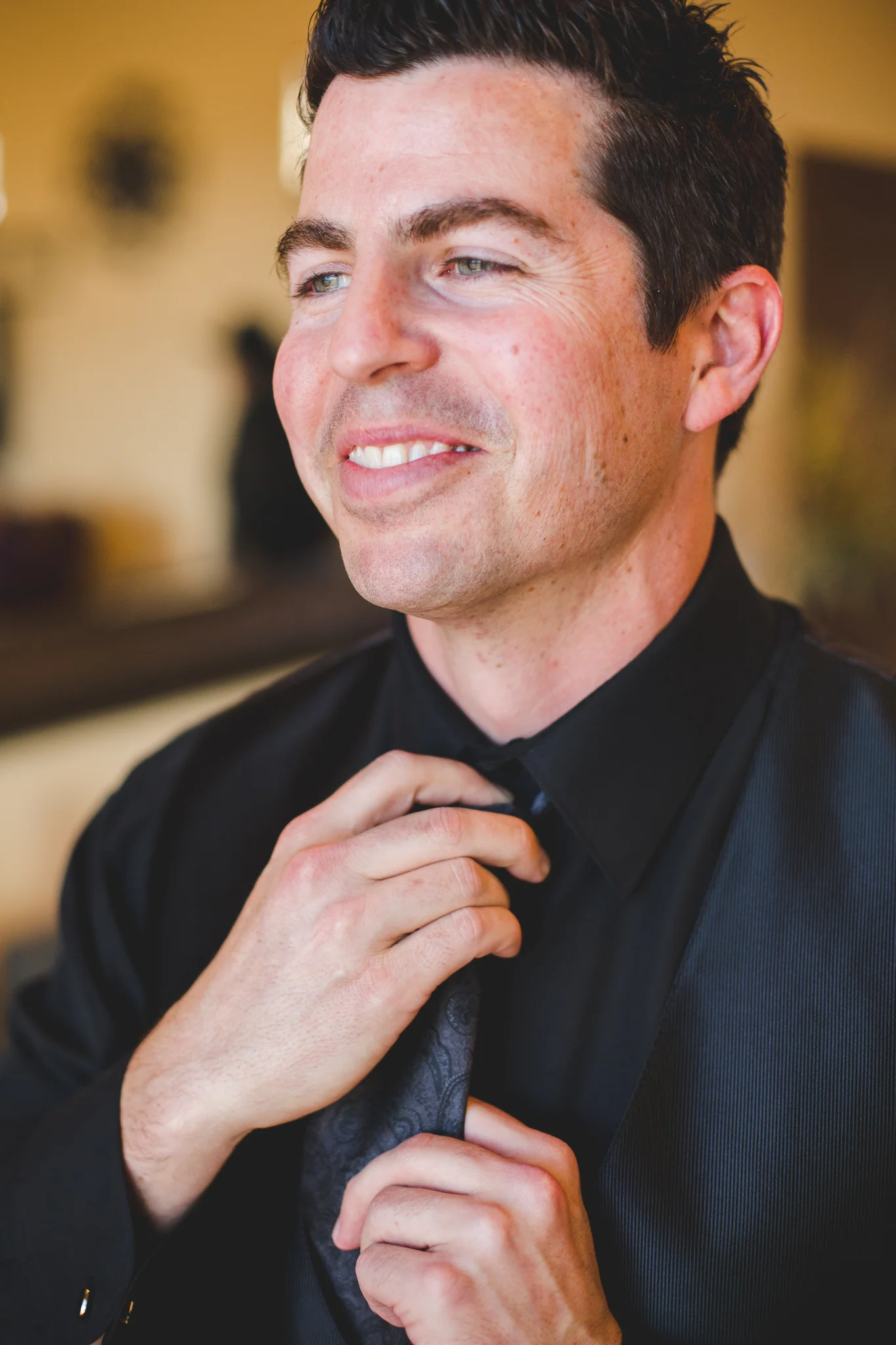 phoenix wedding photographer groom smilling putting tie on mj