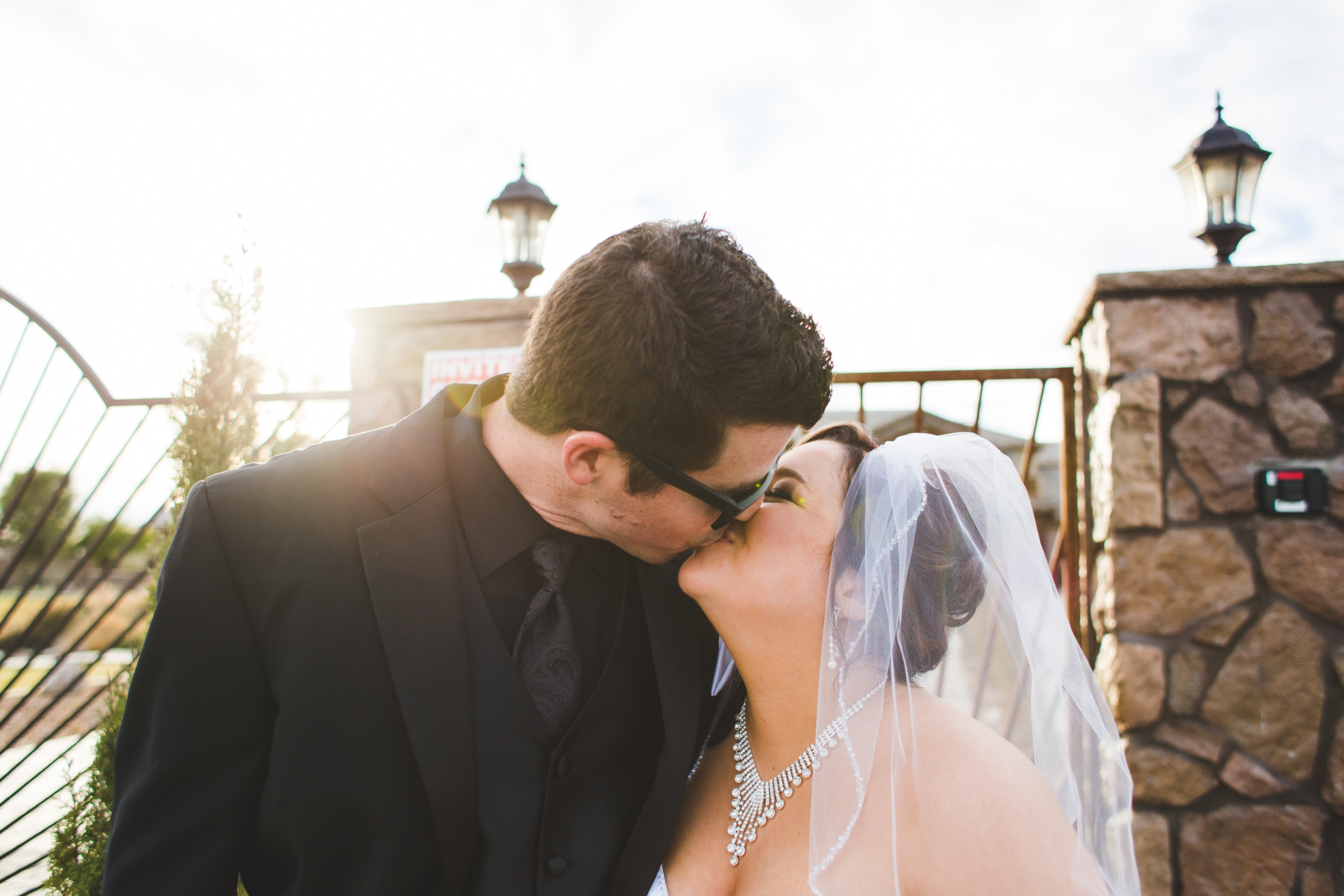 bride and groom kissing aaron kes photography