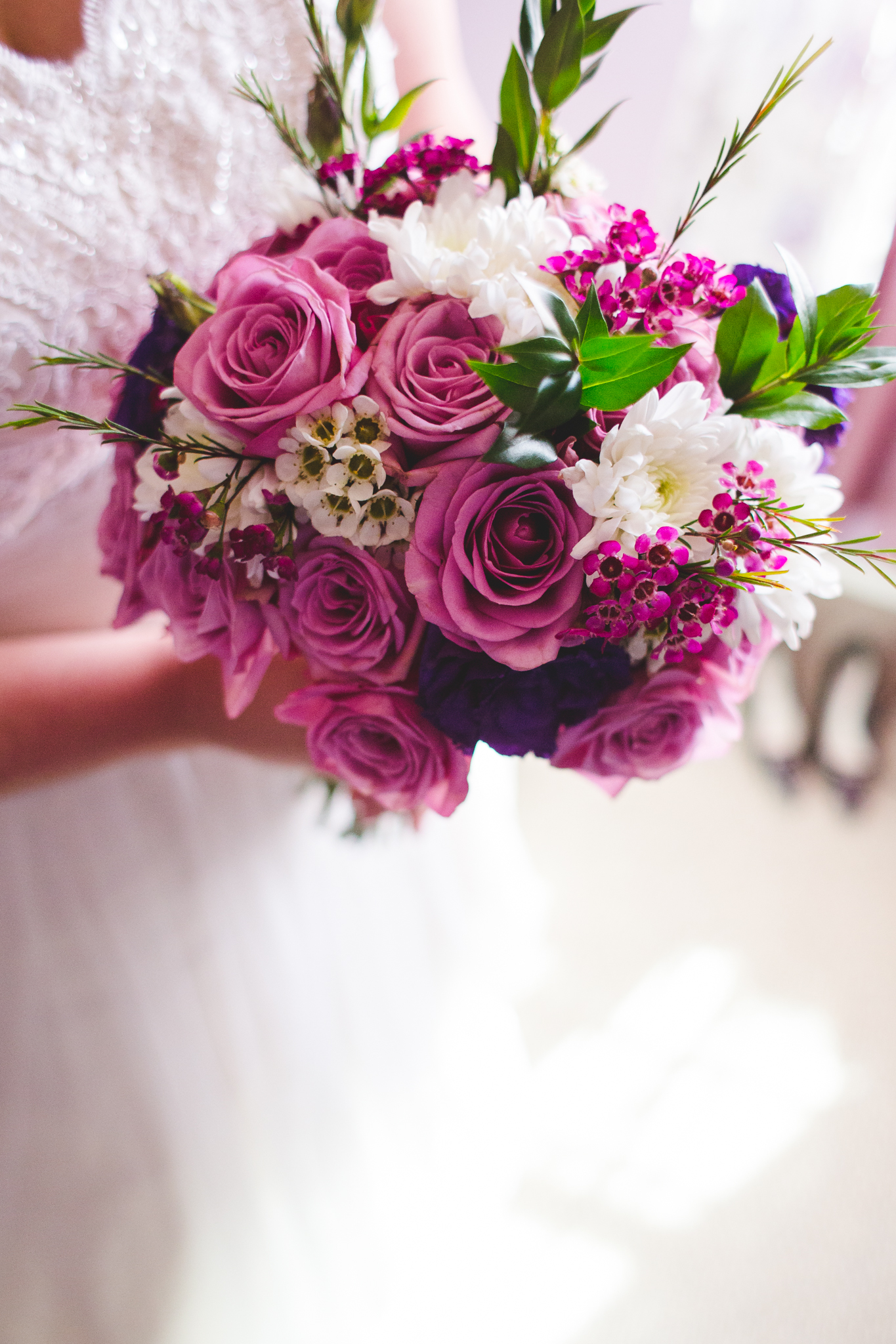 bride holding bouquet sd