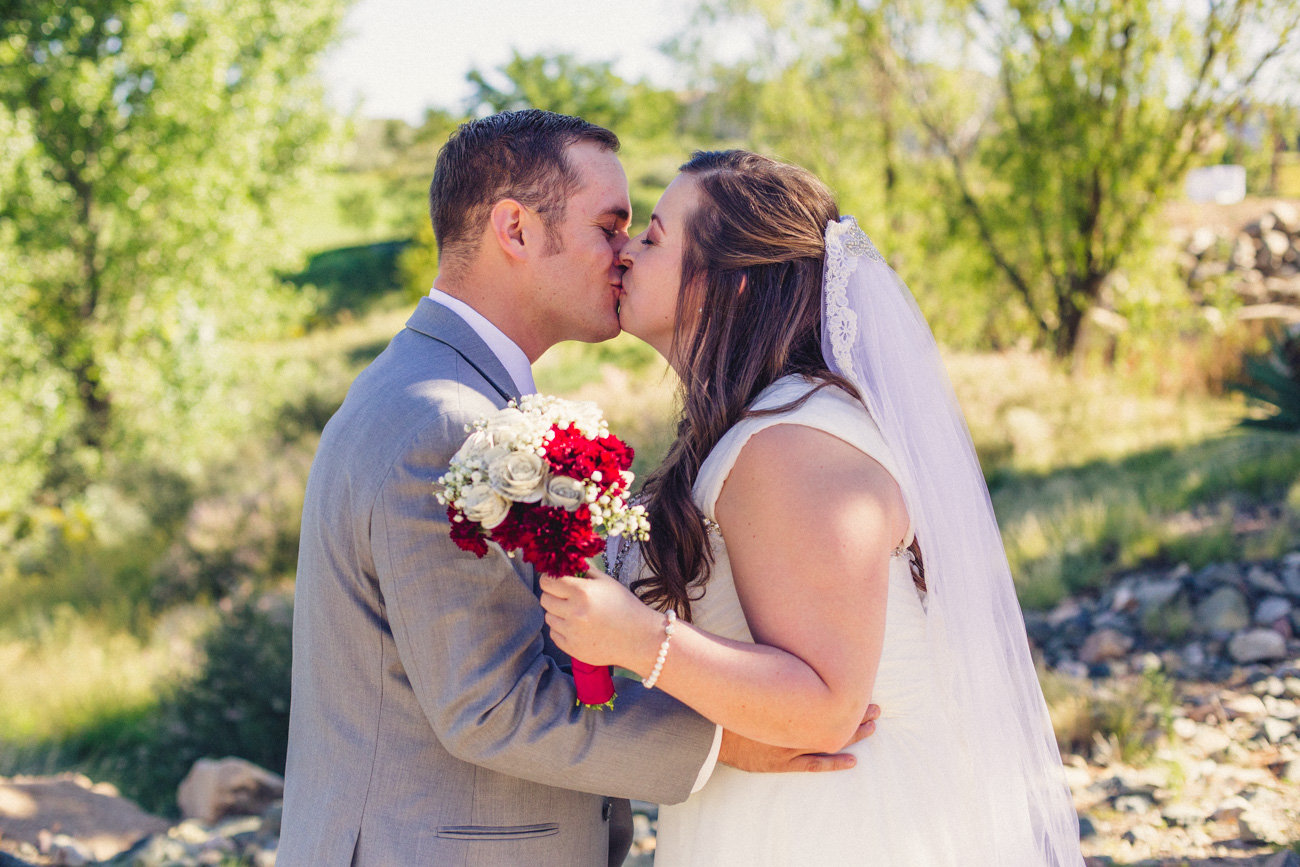 aaron-kes-photography-bride-and-groom-kiss