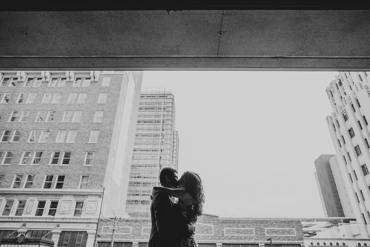 black-and-white-silhouette-kiss