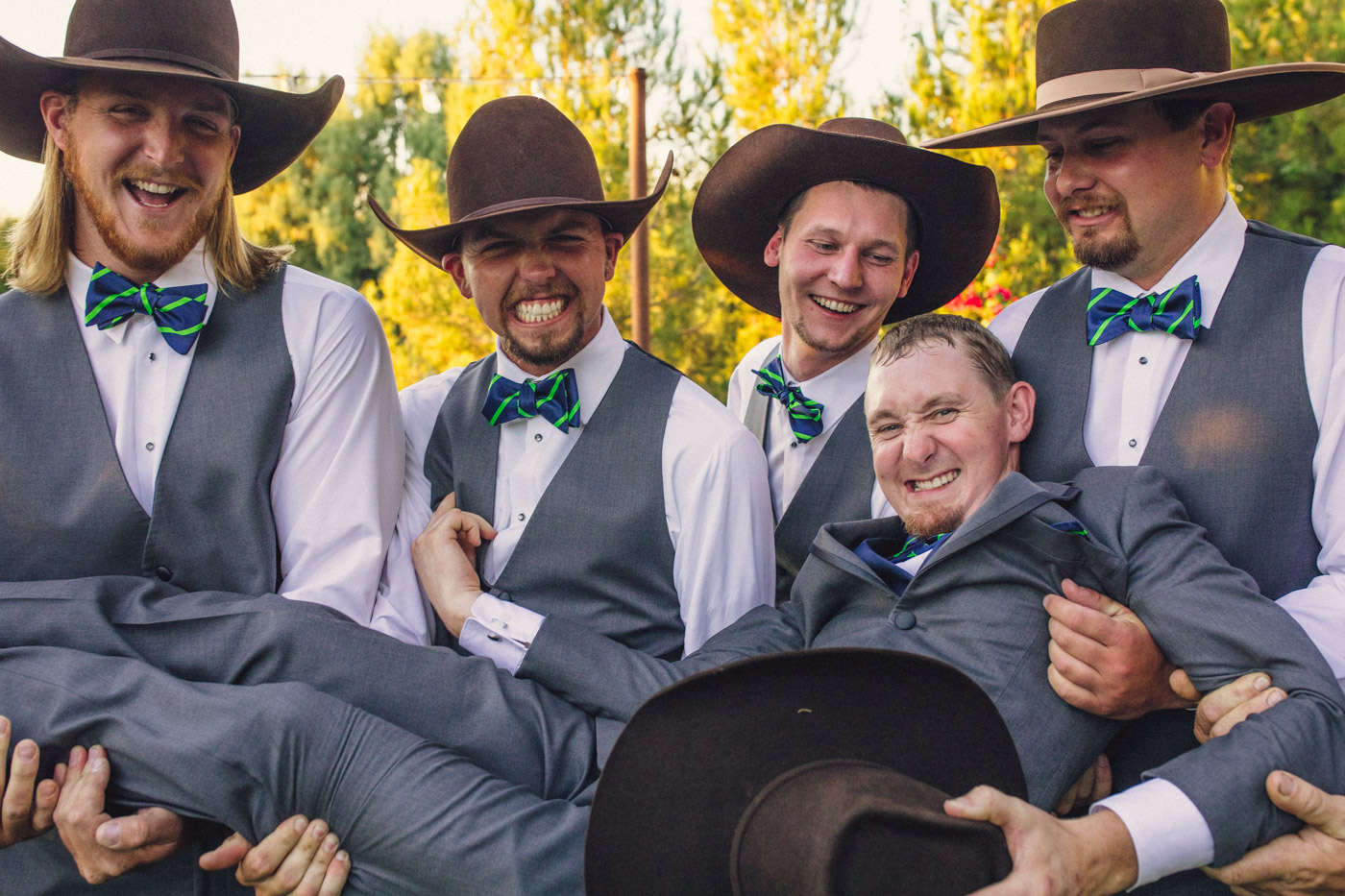hilarious-groom-groomsmen-photo