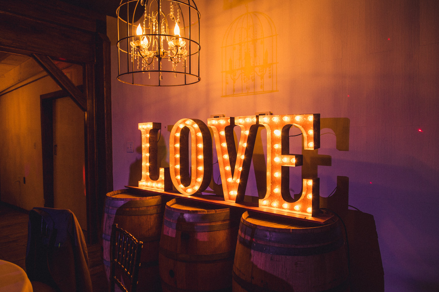 colorful-love-sign-at-wedding