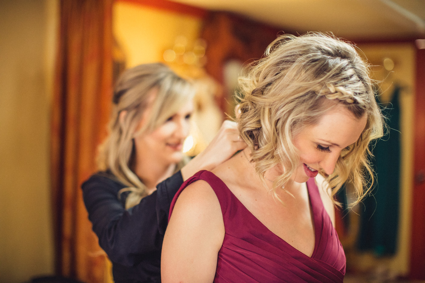 bride-putting-necklace-on-sister