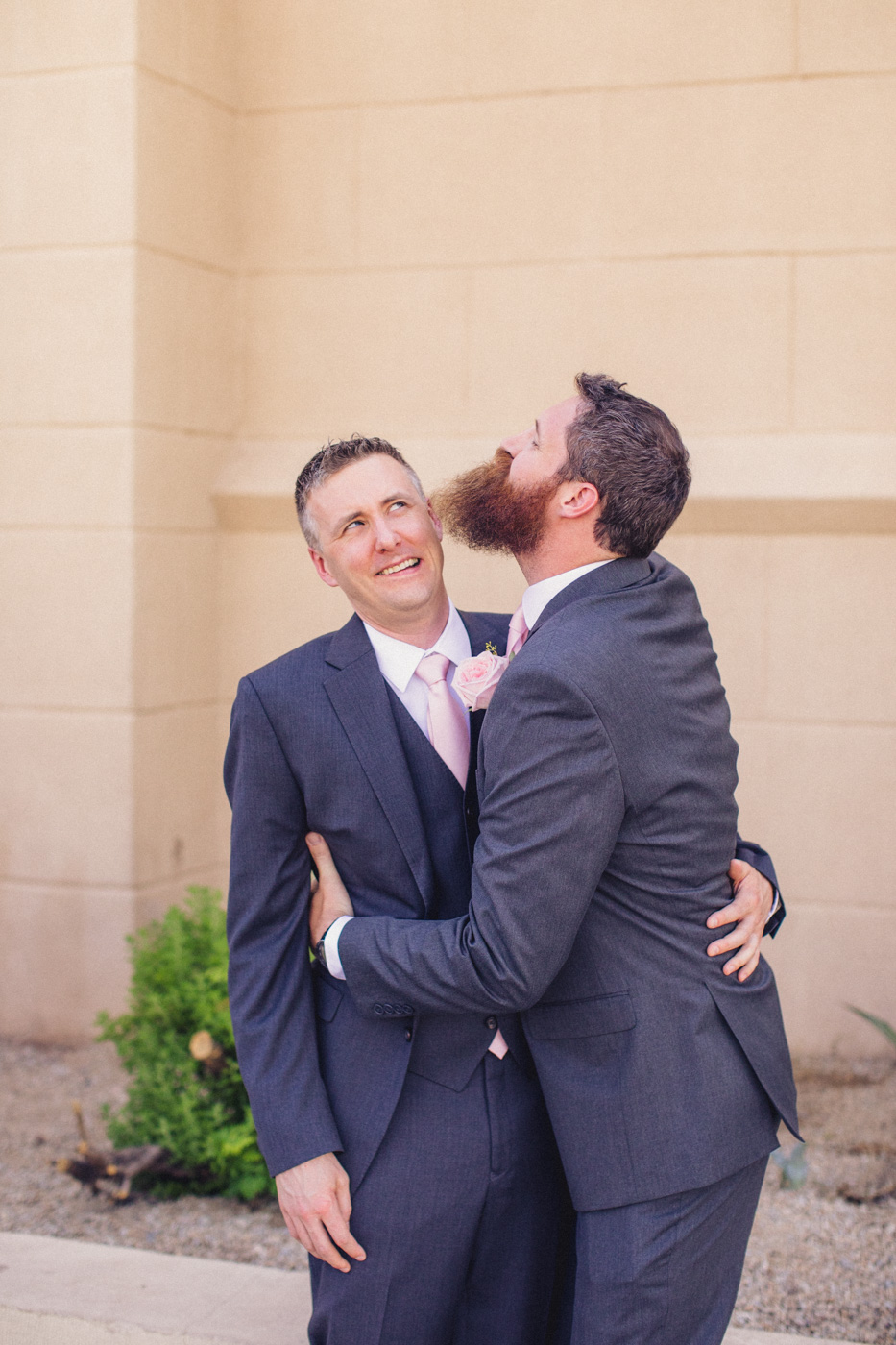 hilarious-groomsman-and-groom-photo