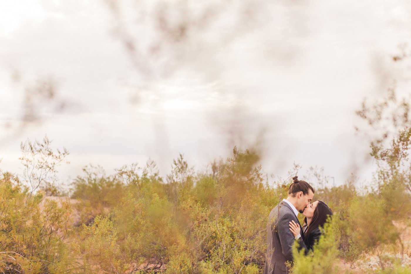 aaron-kes-photography-papago-park-engagement-session-kiss