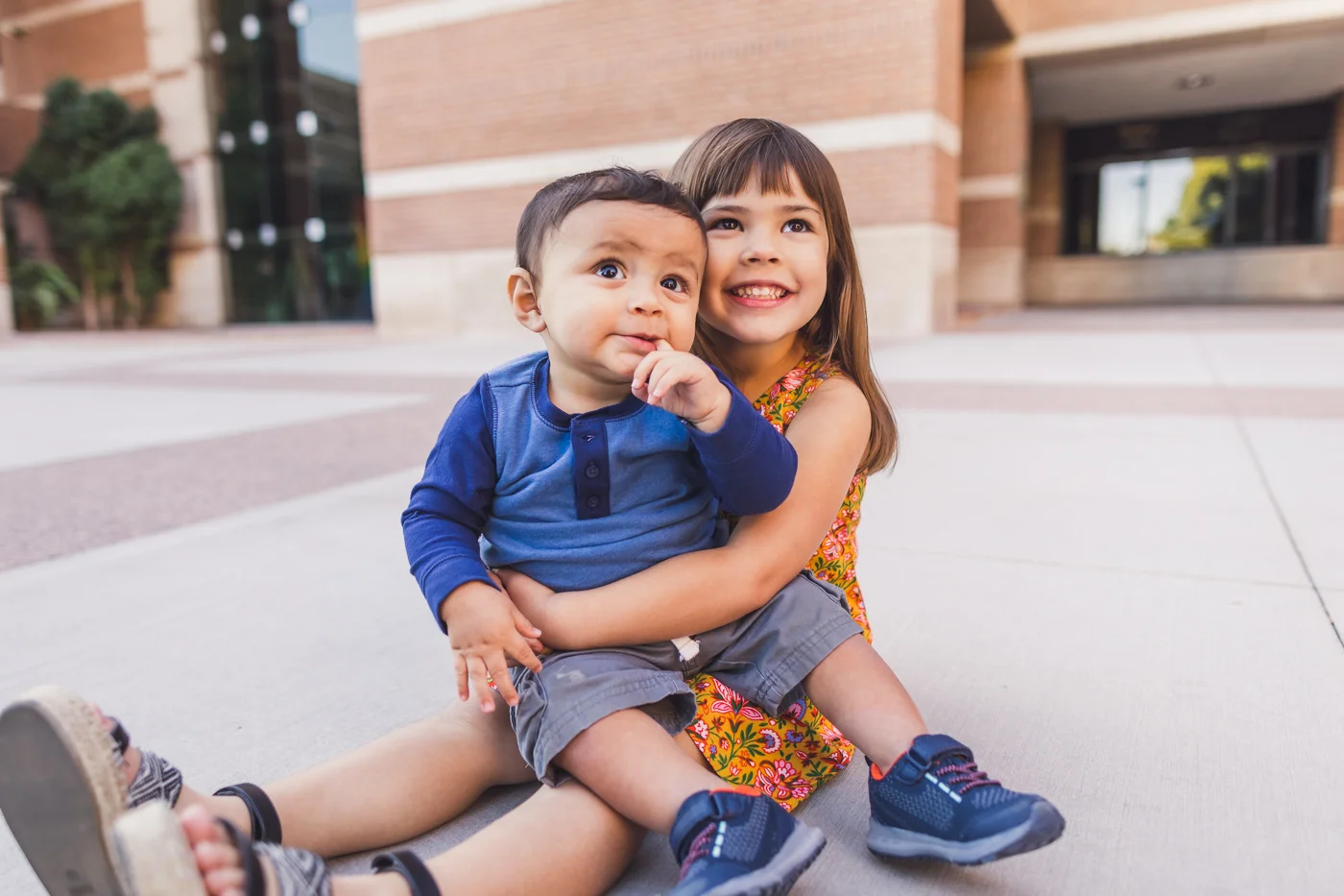 adorable-kids-hugging-family-portrait.jpg