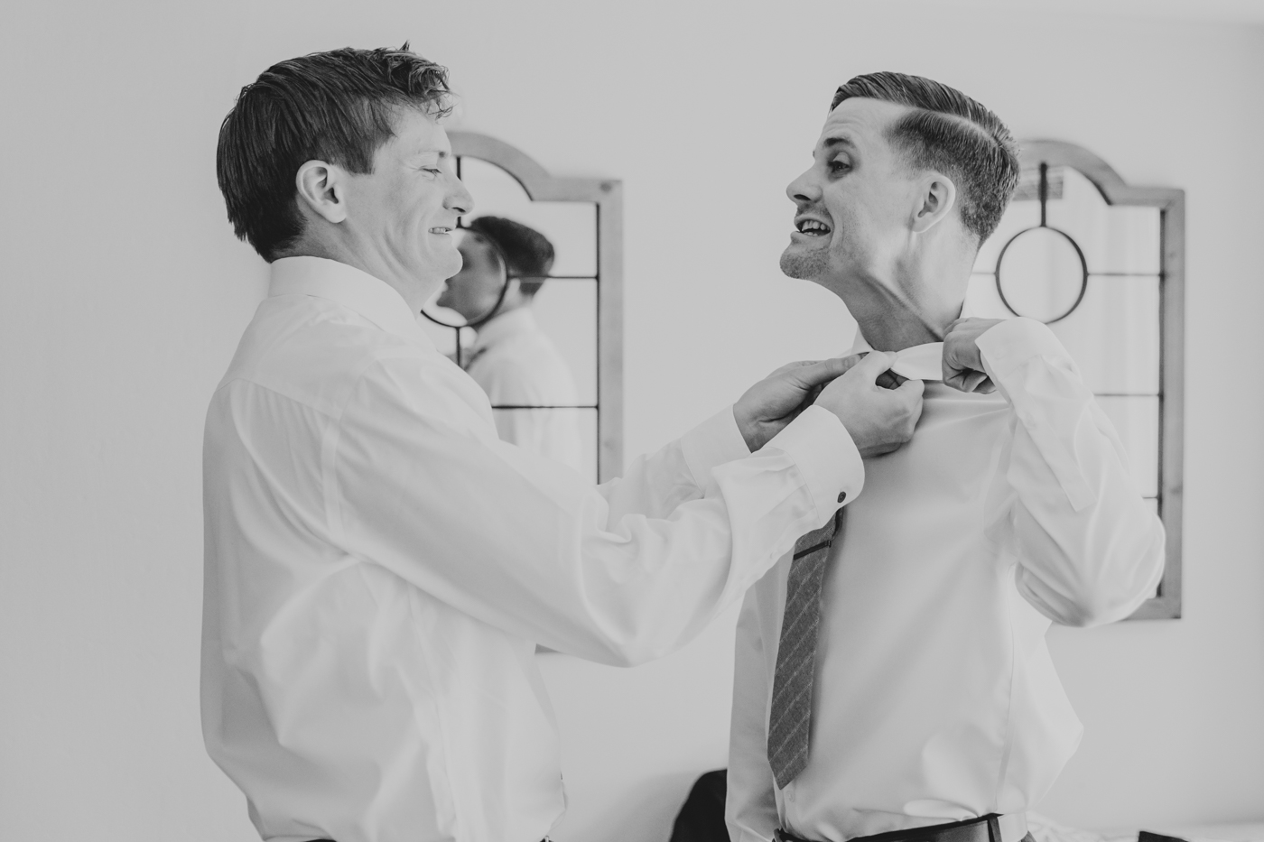 funny-groom-putting-on-tie