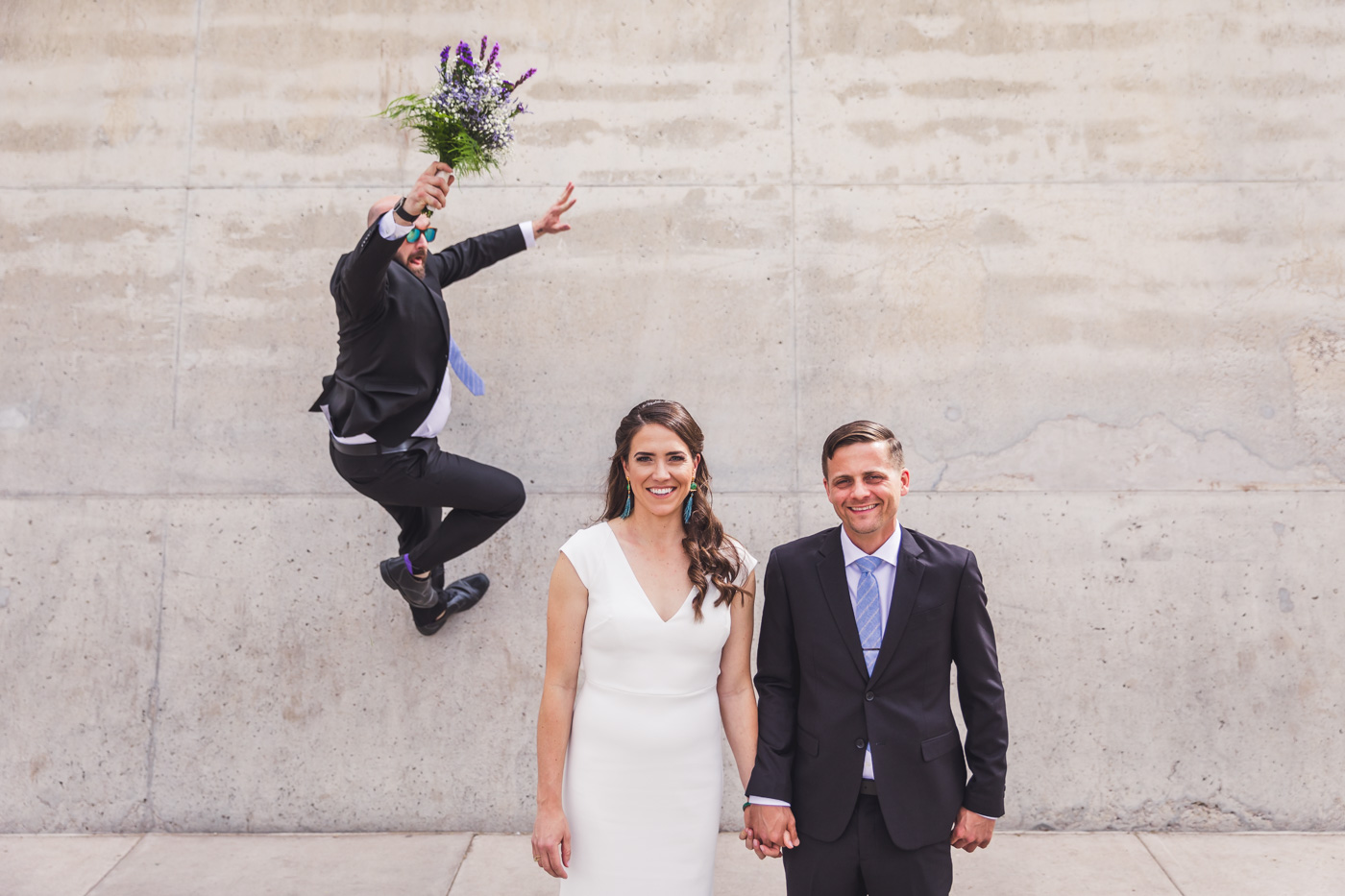 awesome-photobomb-from-groomsmen