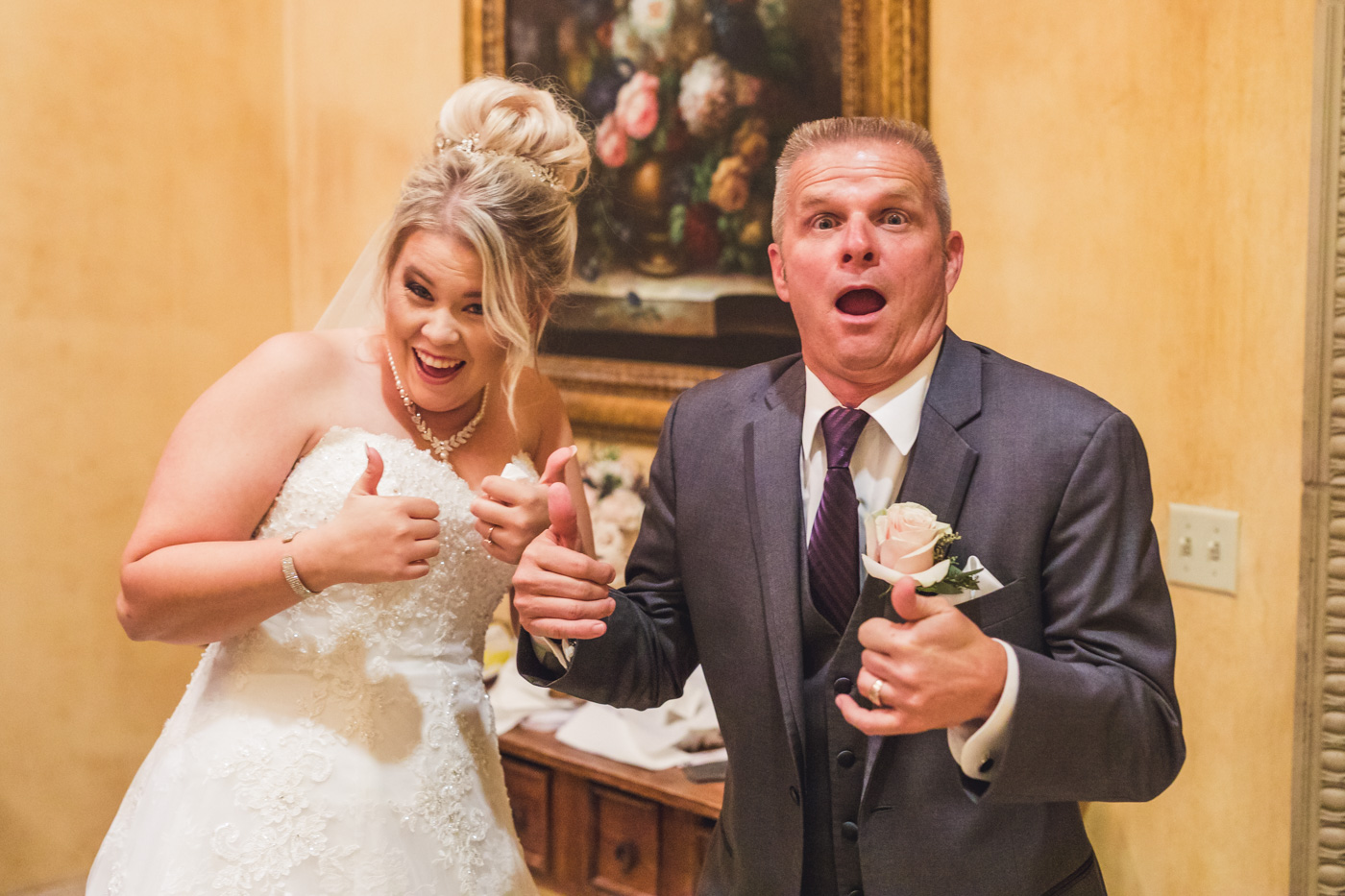 thumbs-up-from-bride-and-dad