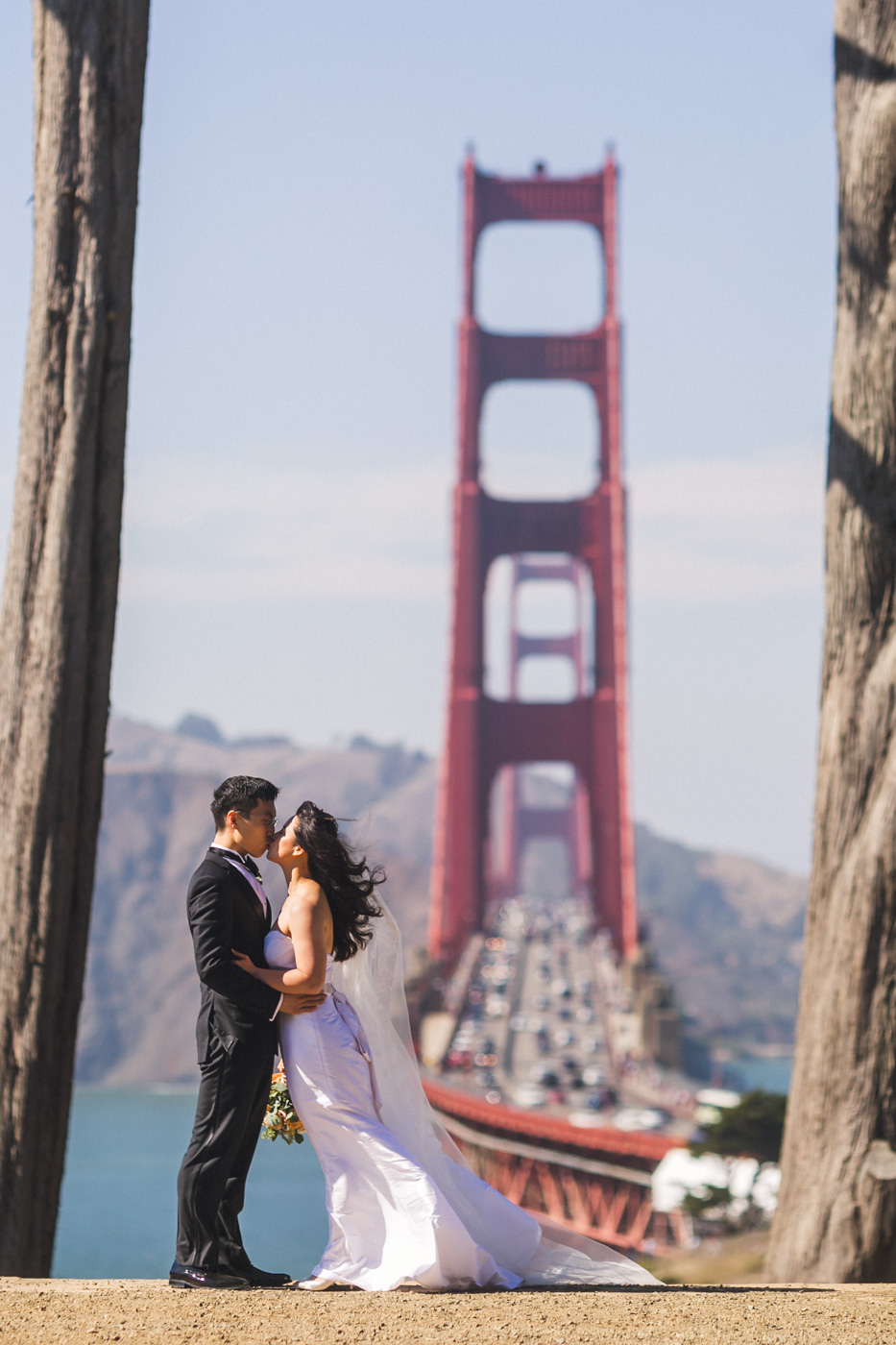 bride-and-groom-kissing-at-golden-gate-overlook