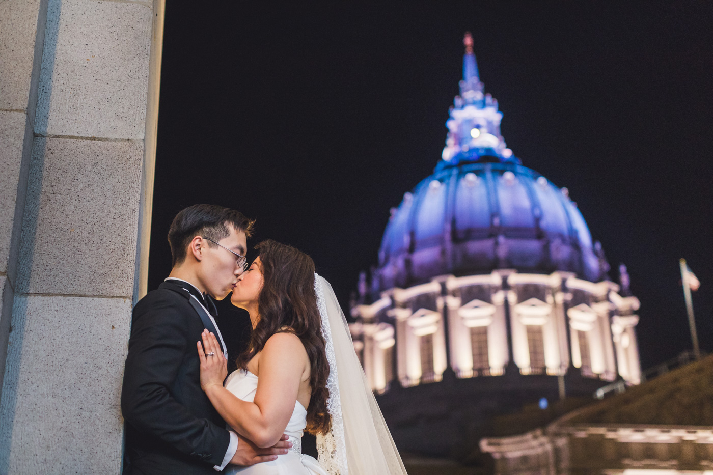 wedding-photo-with-san-francisco-city-hall-in-background