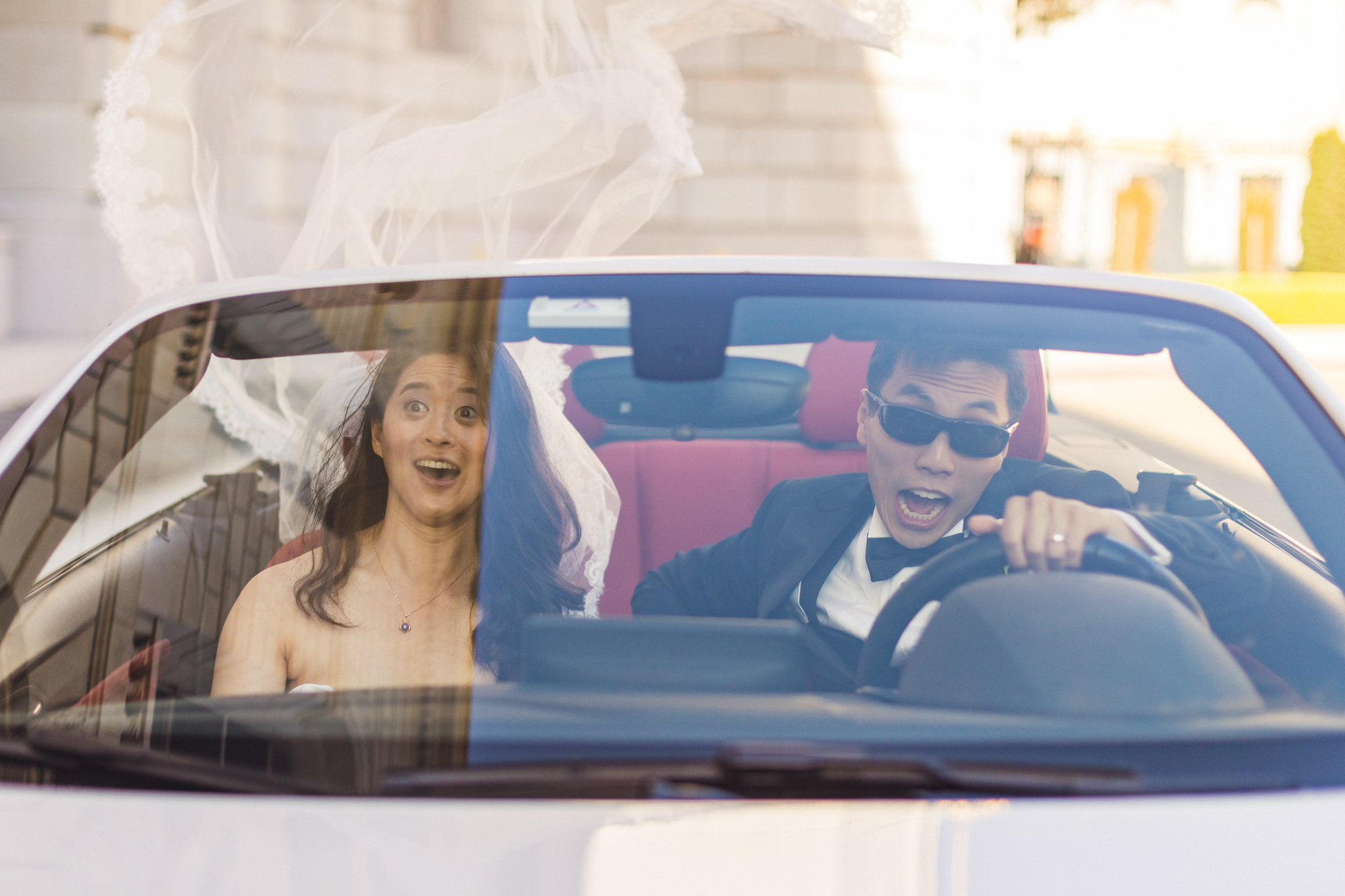 fun-wedding-photo-in-convertible