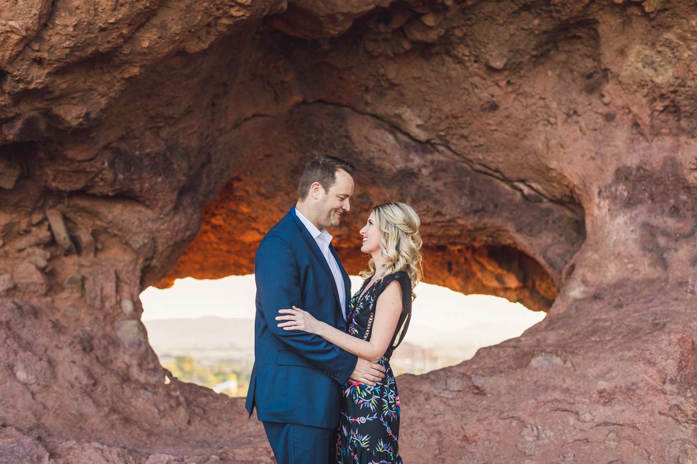 hole-in-the-rock-papago-park-engagement-session