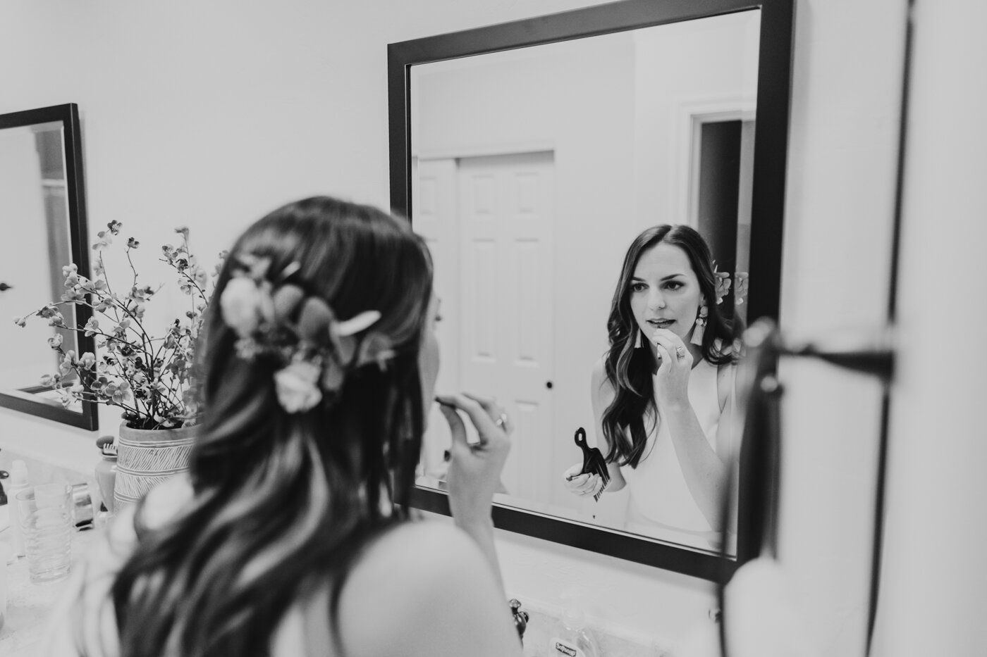 bride-putting-lipstick-on-in-mirror