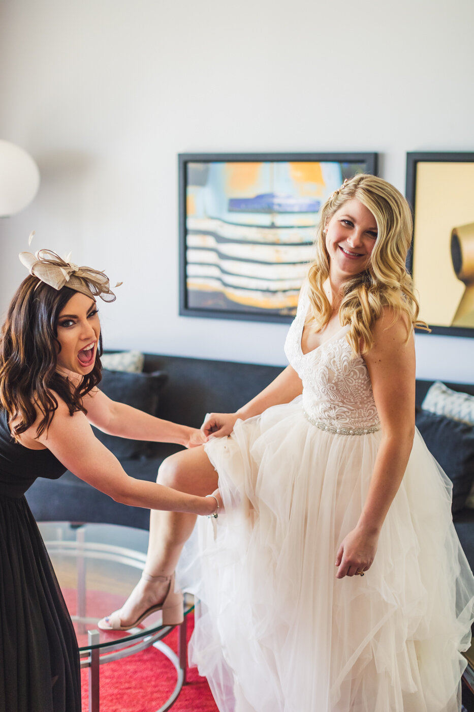 bridesmaid-puts-on-garter