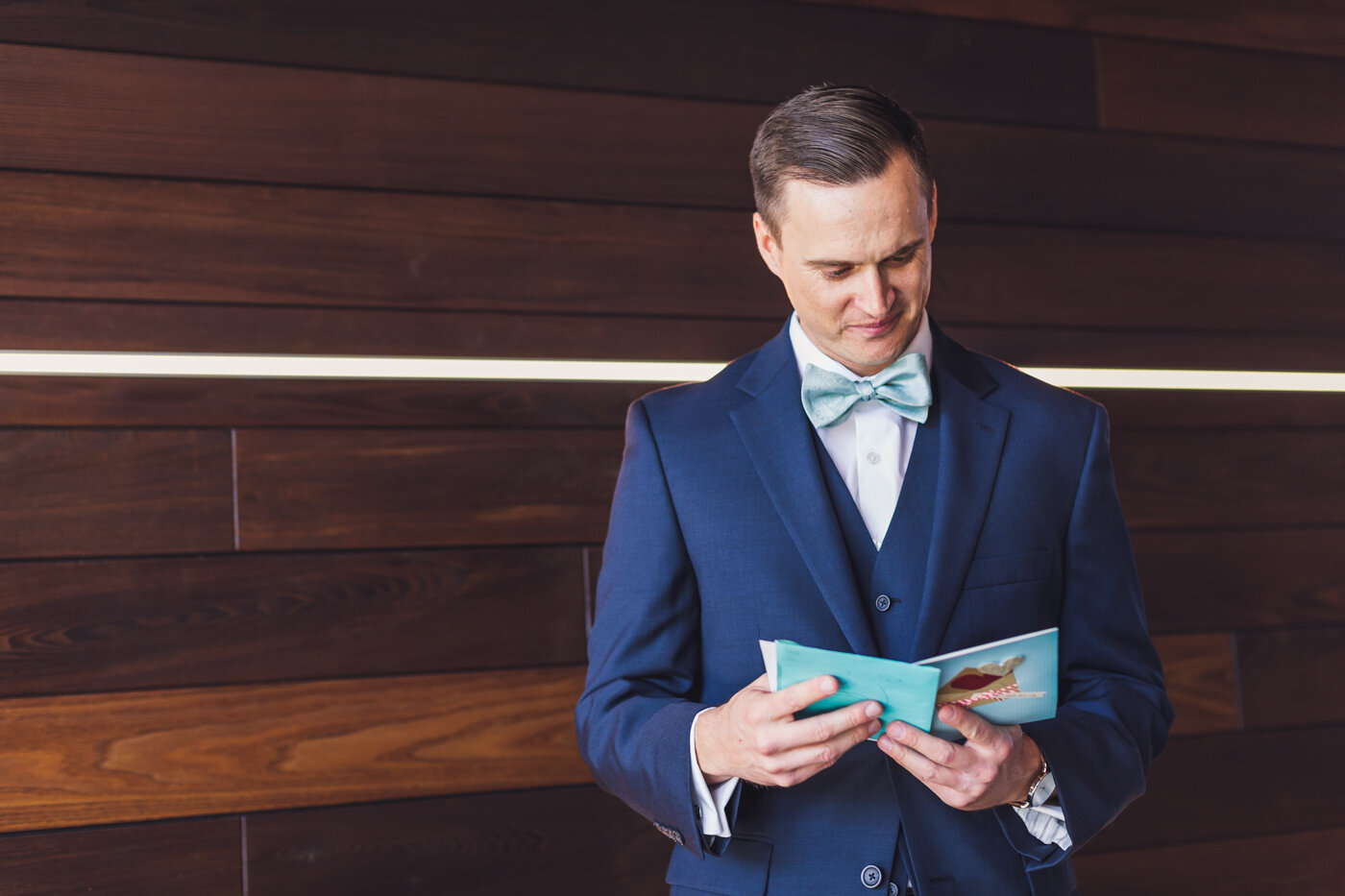 groom-reading-letter-on-wedding-day