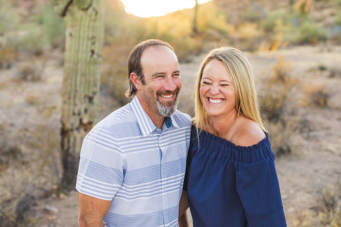 couples-session-in-the-desert