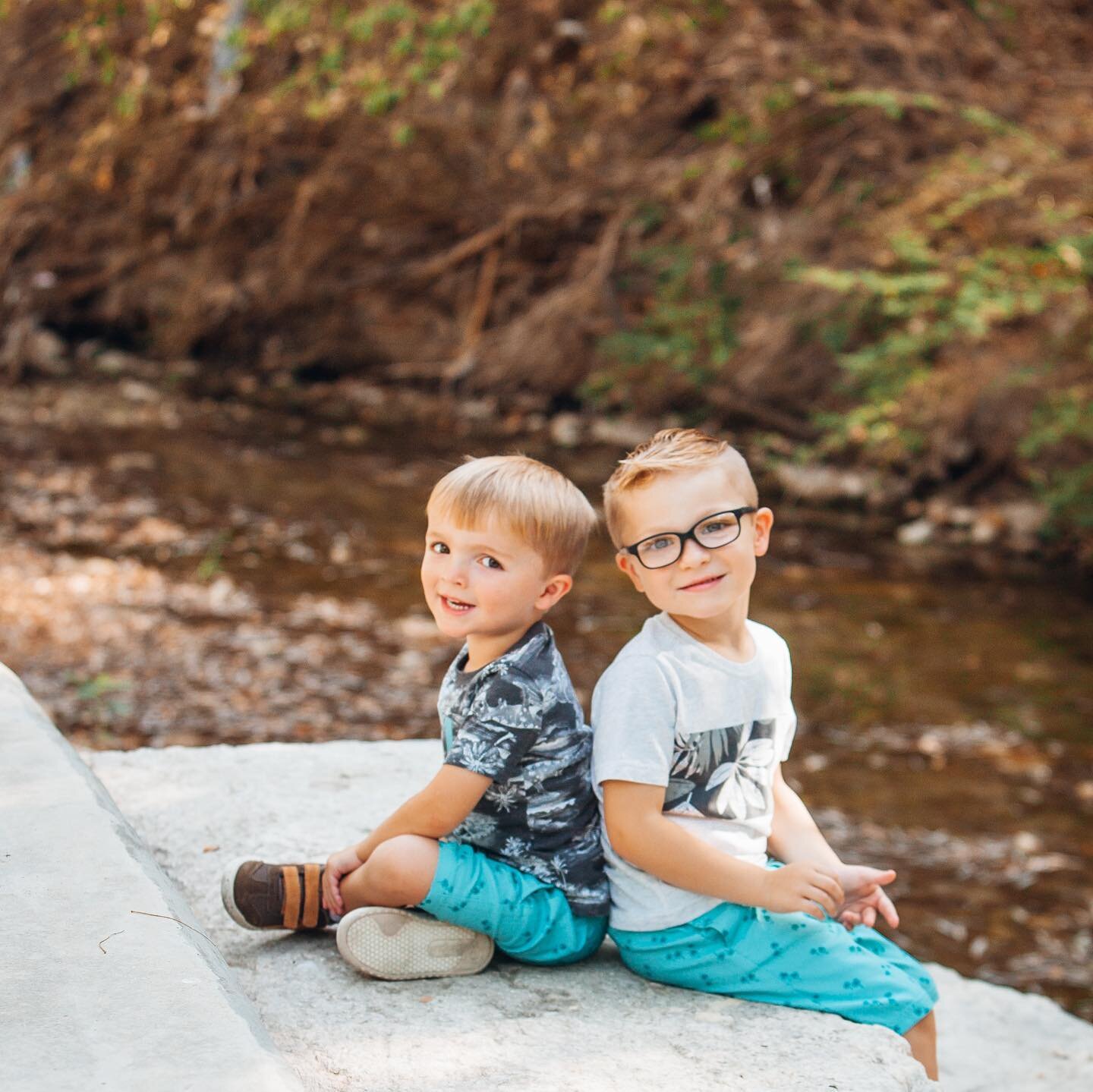 This brother duo is my favorite!🤍
.
.
.
#brothers #familyphotographer #airfieldfalls #childrenphotography #fortworthfamilyphotography