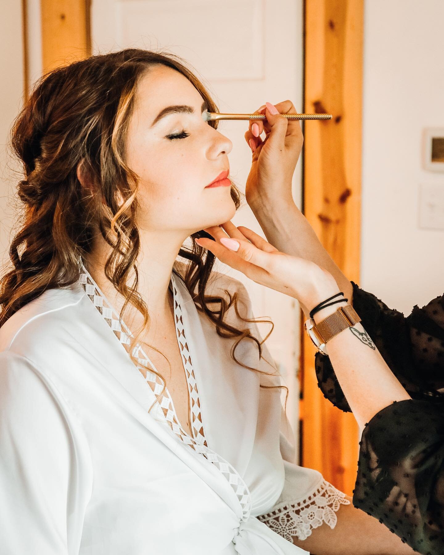 Getting ready photos are my favorite! 
.
.
.
#weddingphotography #weddingphotographer #gettingreadyforwedding #beauty #preparation #naturallightphotography