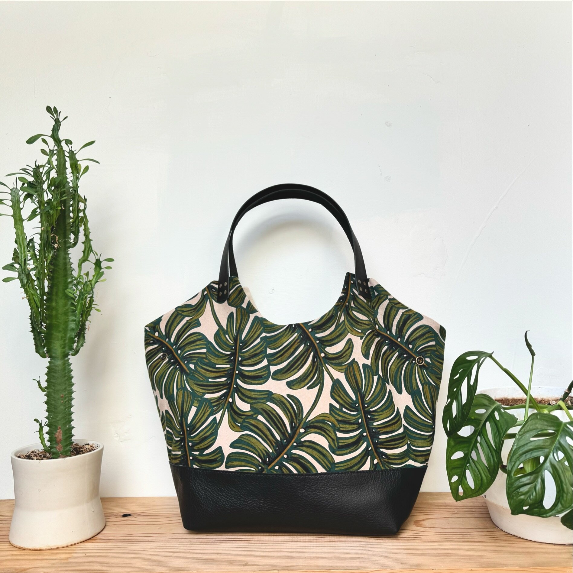 I really can&rsquo;t get enough of this bag! 🌿 The versatile NW Convertible Tote in Monstera! Gorgeous linen canvas, roomy interior pockets, convertible design to quickly expand for more space, brass hardware / closure and lux leather bottom / handl