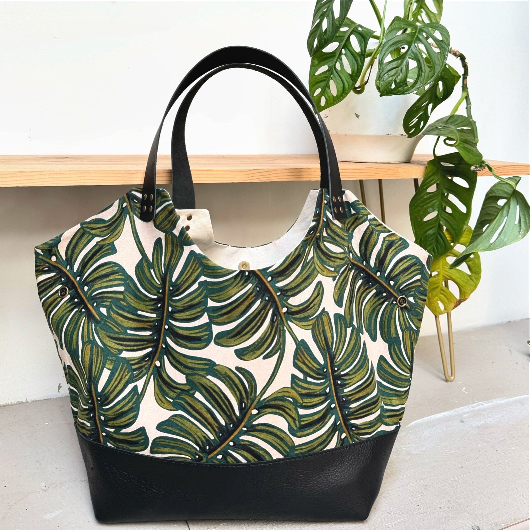 Plant lovers rejoice! 🌿 Our bestselling bag and fabric come together to make magic. The versatile NW Convertible Tote in Monstera! Gorgeous linen canvas, roomy interior pockets, convertible design to quickly expand for more space, brass hardware / c