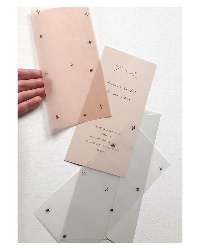 Nature lovers,  daydreamers or  stargazers? this invitation is for you! ✧
.
.
.
.
.
.
.
.
.
.
.
.
#setthedate #invitatiinunta #invitatiipersonalizate #invitatii #invitatiidenunta #papetariedenunta #weddinginvitations #invites #naturlovers #munte #out