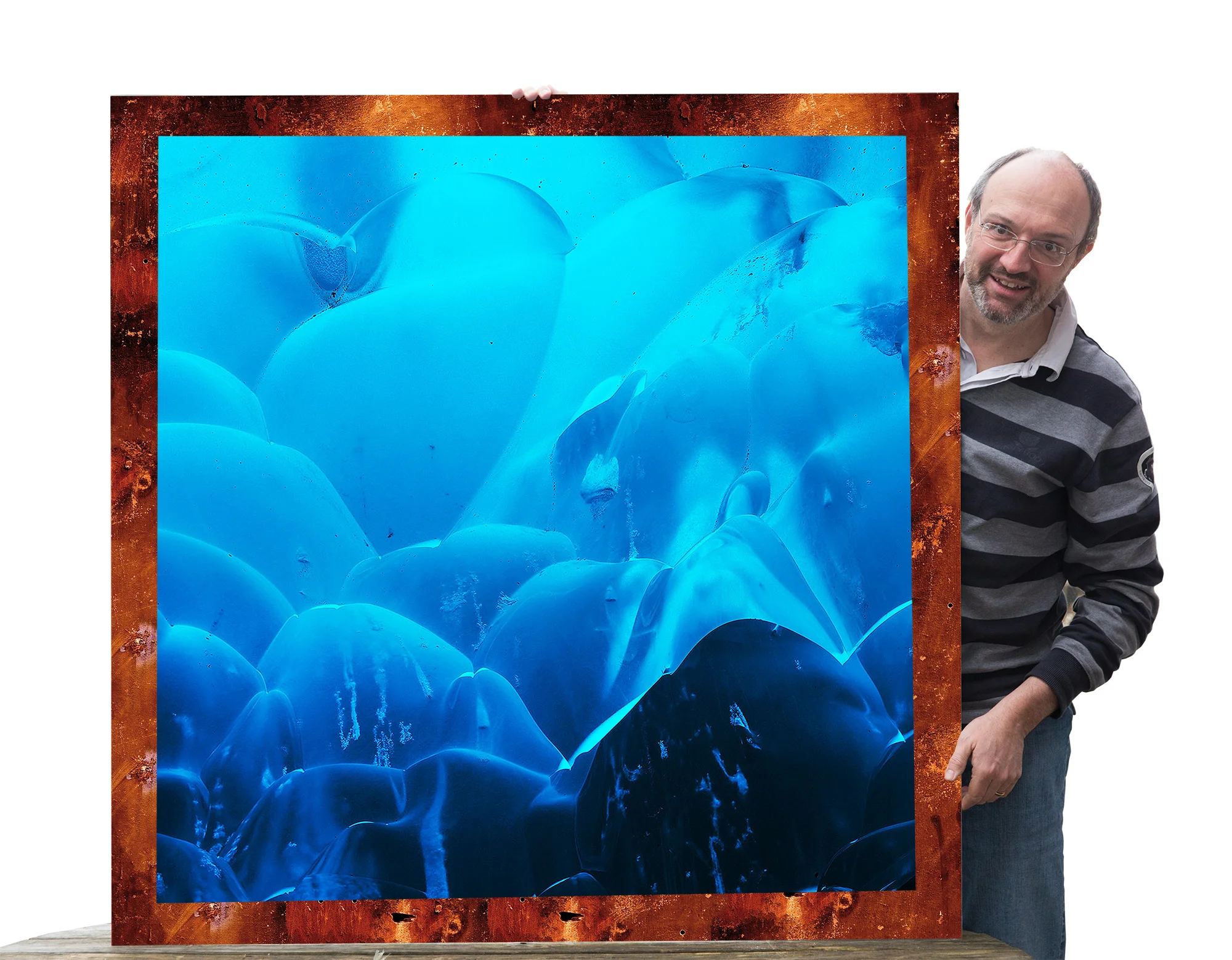 Diese Fotomontage visualisiert unsere Idee: Auf die in Island verwitterten Stahlplatten werden Fotos von Island montiert.
