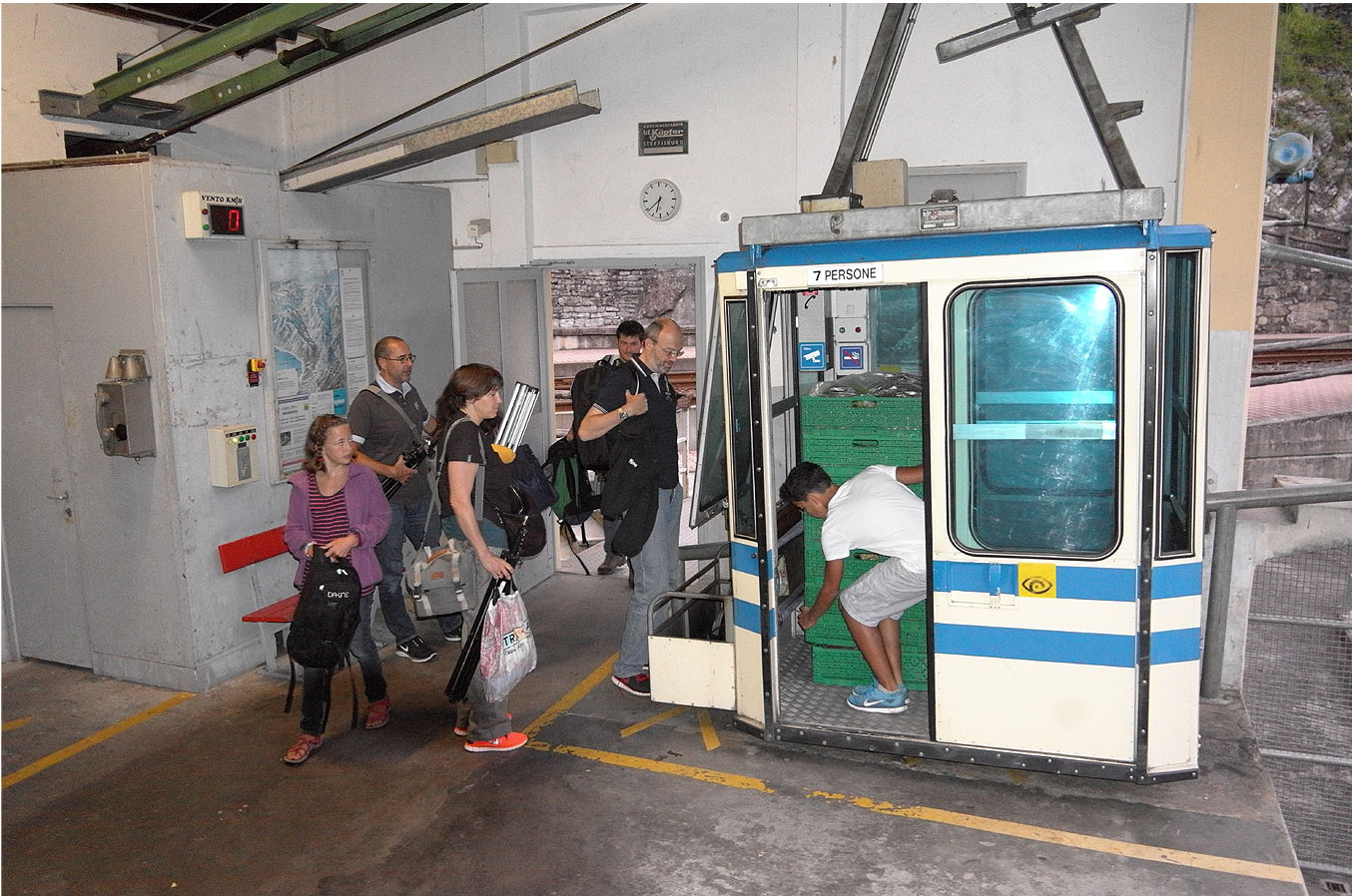 Campo Rasa ist nur zu Fuss oder mit der Seilbahn erreichbar. Frühmorgens geht‘s mit den Models und dem ganzen Material ab in die Höhe (Foto: Urs Tillmanns)