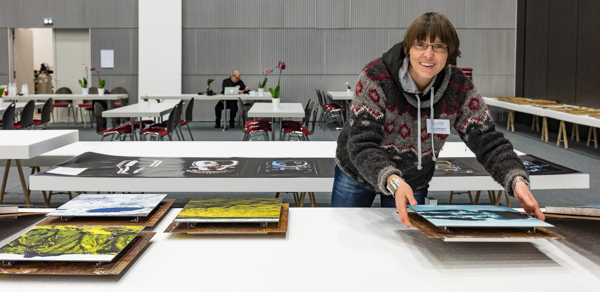 Ursula gestaltet unsere Ausstellungsfläche