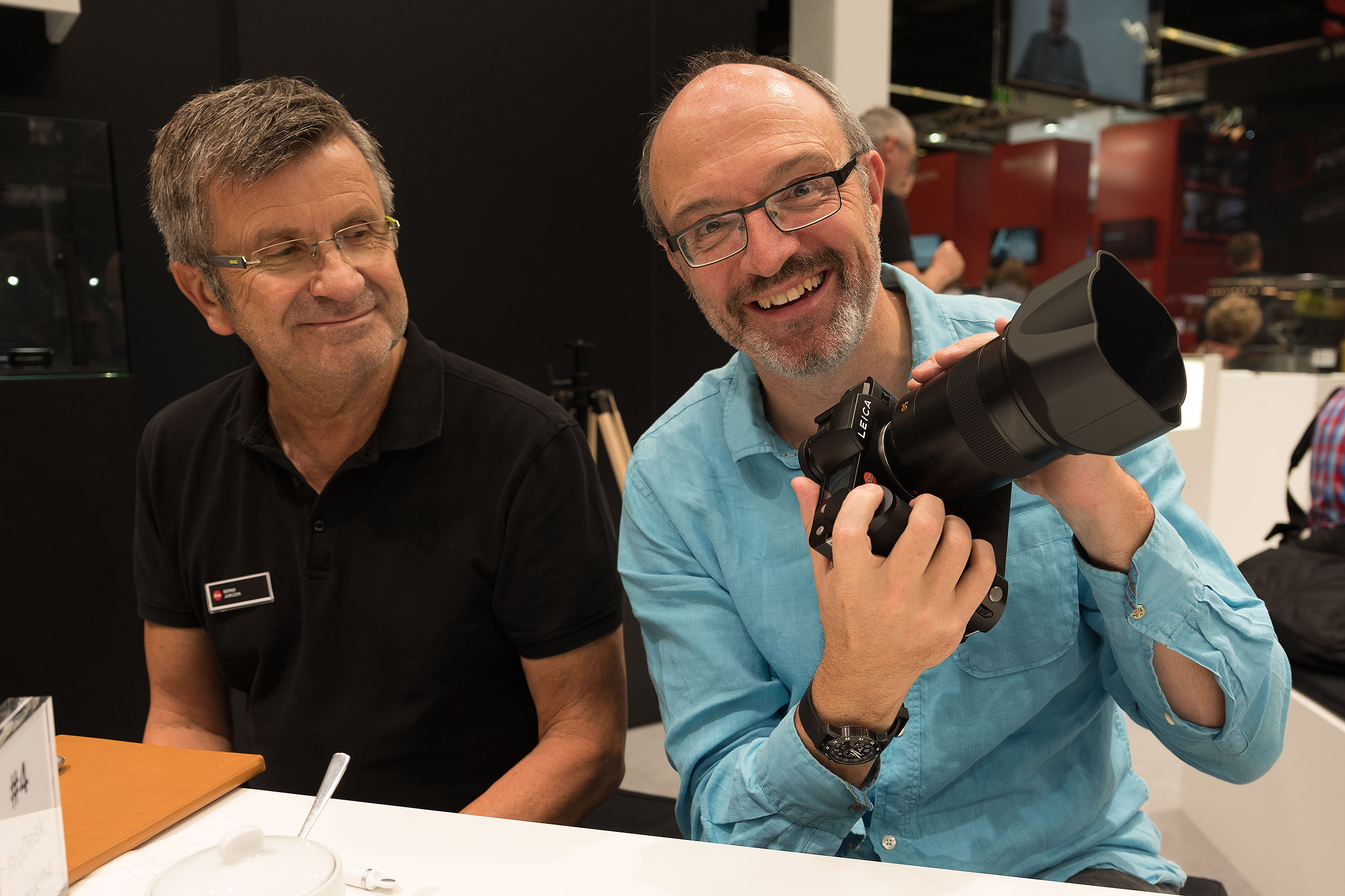 Die Leica SL mit dem Summilux-SL 1:1,4/50 mm ASPH und dem neuen Handgriff. Bernd Jurczok von Leica schmunzelt. Er weiss natürlich bereits um die herausragenden Qualitäten des neuen Objektivs.