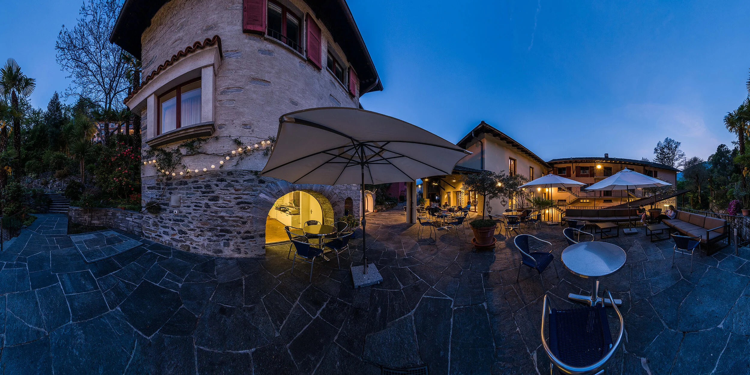 Wie bei der ganz normalen Fotografie ist auch bei der 360°-Panoramafotografie das Licht der essenzielle Faktor. Das Bild von der Piazza in der Casa Moscia in der Blue Hour lässt die Sehnsucht nach mediterranem Flair wach werden ...