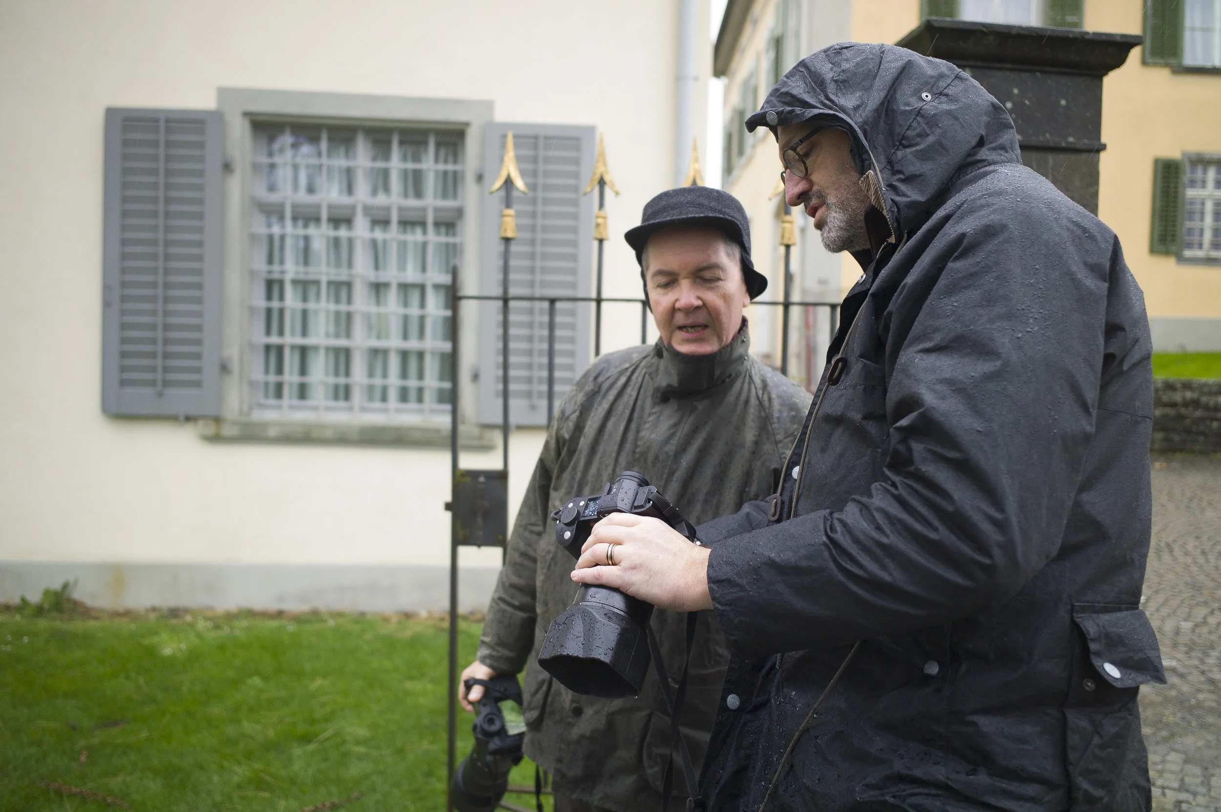 Austauschen im Regen Foto: Silvan Dietrich / Leica M9 / Elmarit-M 2.8 28 ASPH / 1/250 sec. f 2.8 800 ISO