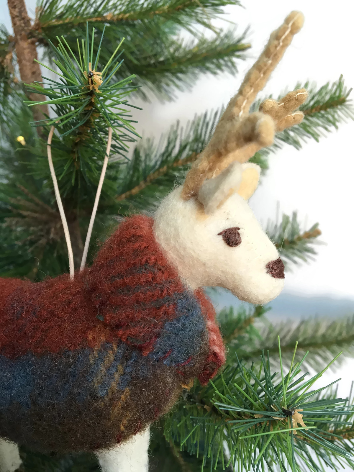 erika_barratt_reindeer_ornament_red_003.jpg