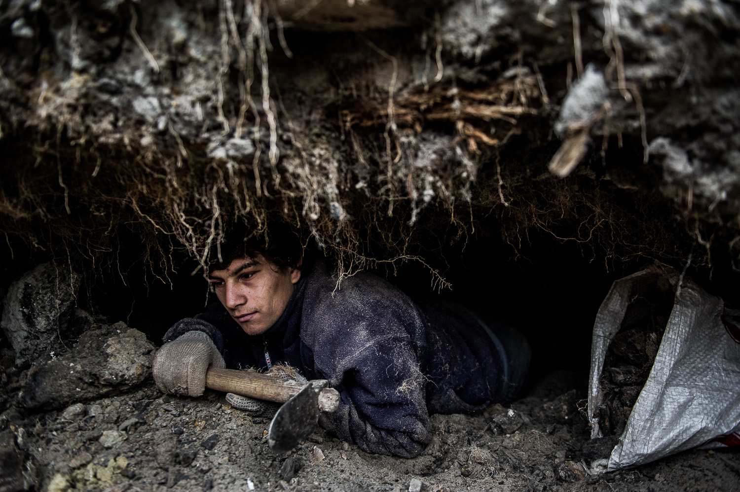 Day by day, the poor of Farkaslyuk and the neighborhood visit the spoil bank in the middle of the village to dig up scrap coal and metal as well as pieces of ties that were excavated along with the earth from the former mine.