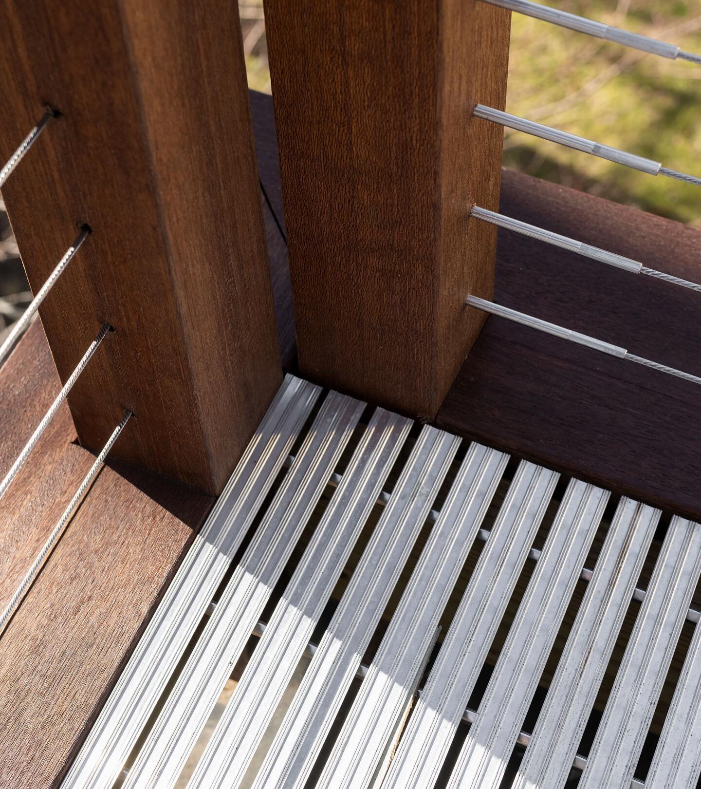 These clients wanted a material alternative to mahogany or ipe for their roof deck. Aluminum planks are easy to clean and stand up to the elements like nothing else. 
.
.
.
📸 @tamara_flanagan_photo