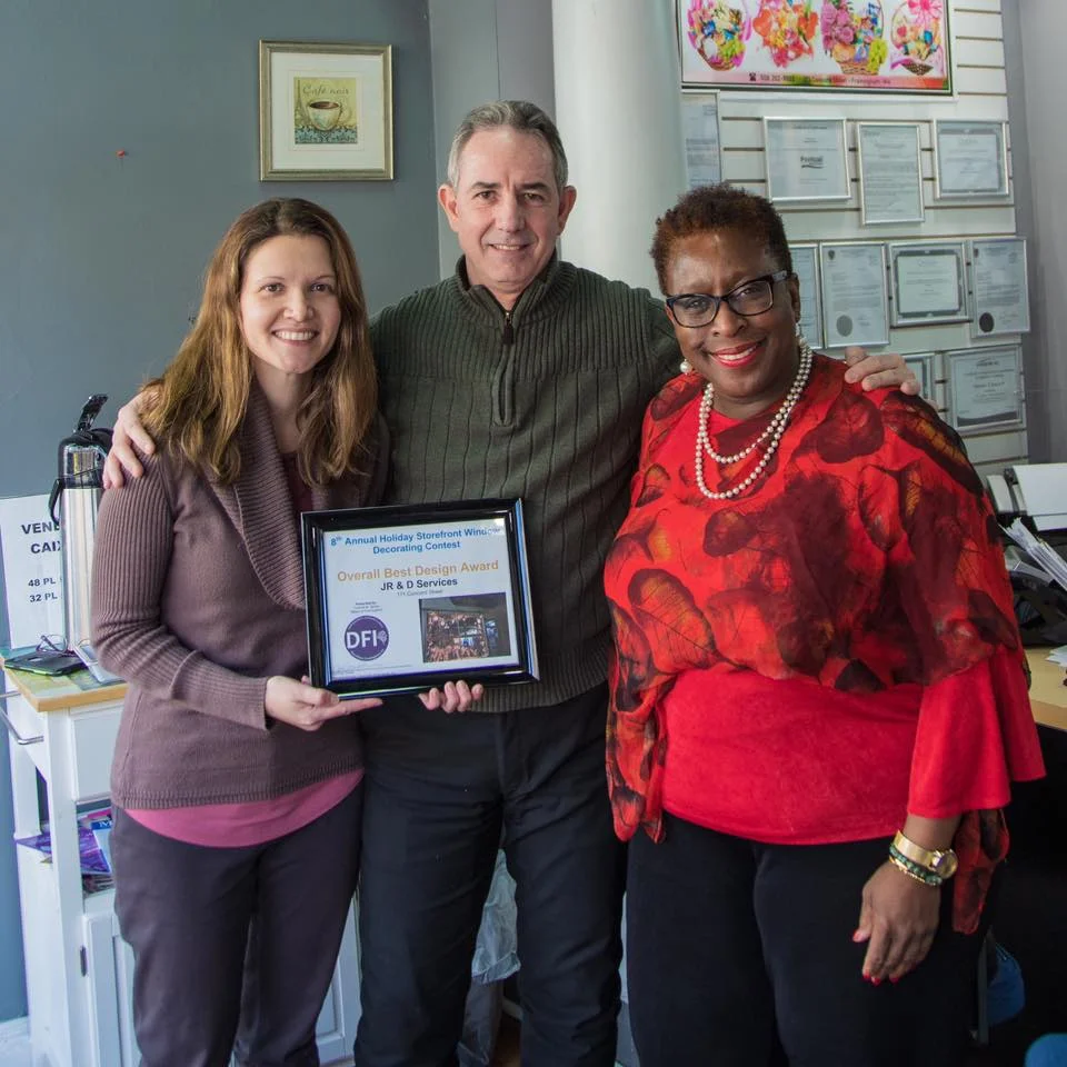 Mayor Yvonne Spicer presents the Overall Best Design Award to JR&D Services owner Antonio Junior.