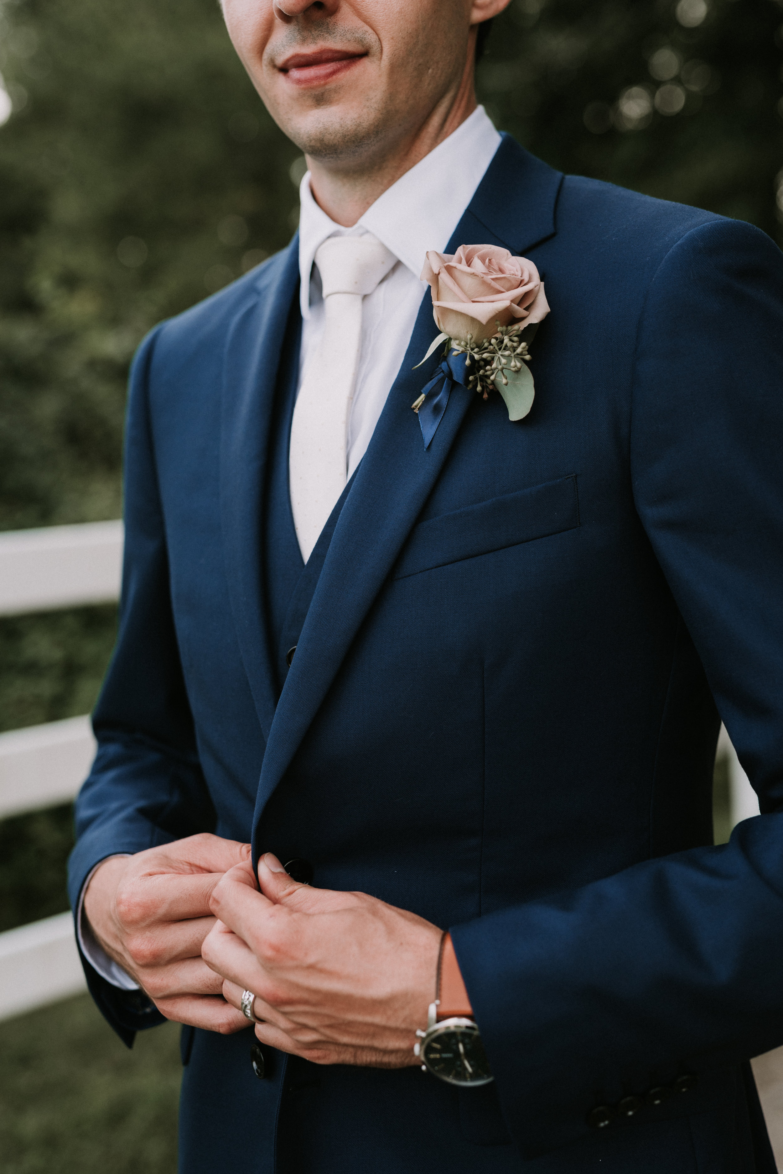 Seth is wearing a ‘Amnesia’ Rose Boutonniere with a backing of Eucalyptus greenery.