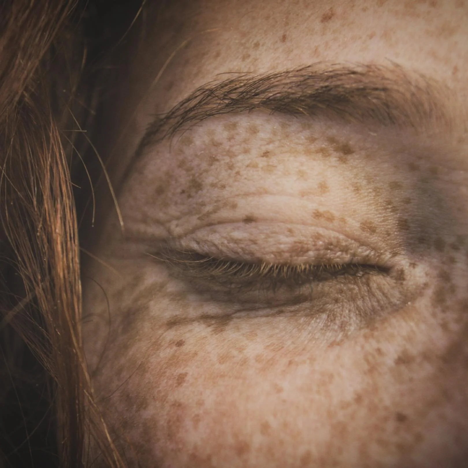 Is your skin dry or is it dehydrated? 

Dry skin lacks oil and is a skin type. 

Dehydrated skin lacks water and is a temporary state. 

This means that your skin can be both oily and dehydrated. Eek. 

The return of indoor heat and change of seasons