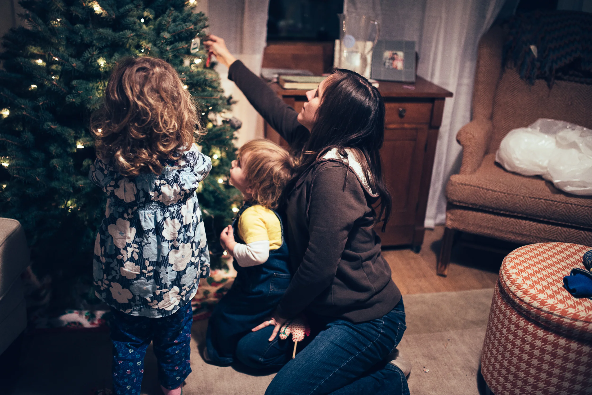 christmas-tree-decorating-4.jpg