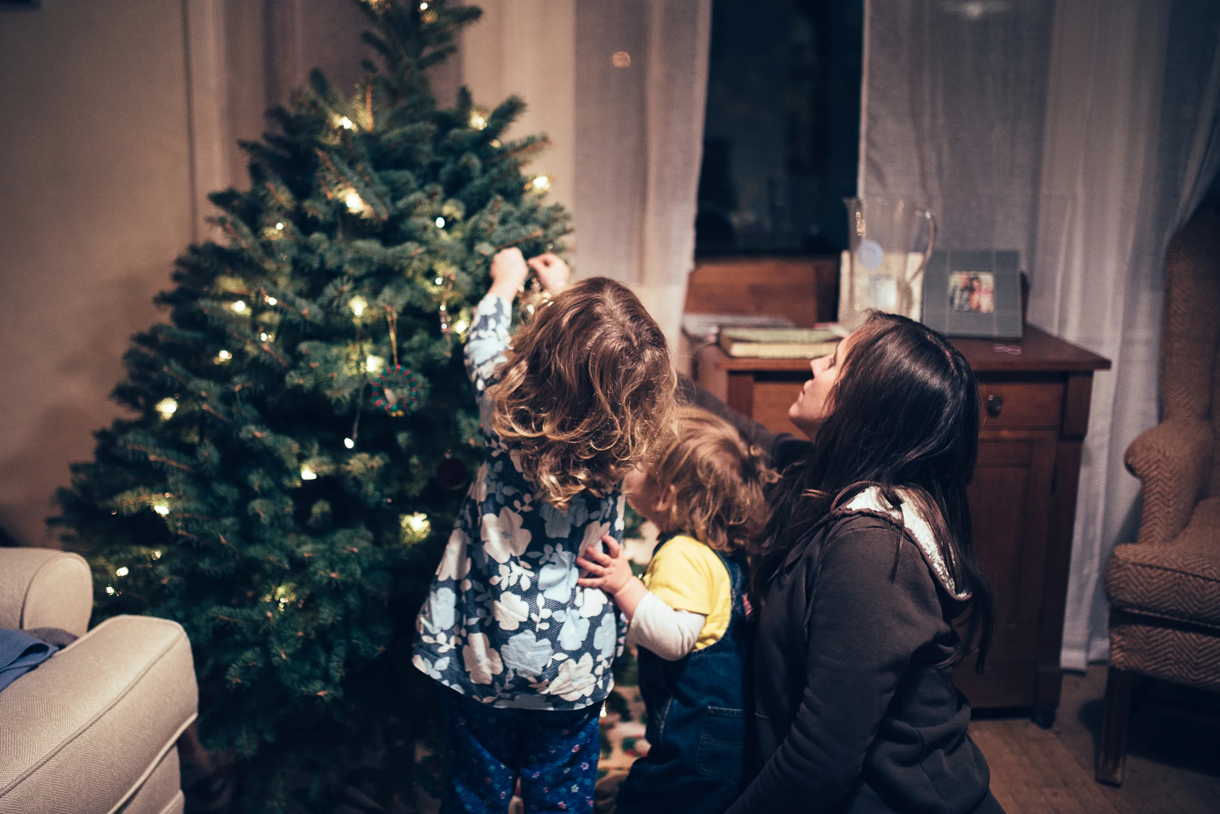 christmas-tree-decorating-5.jpg