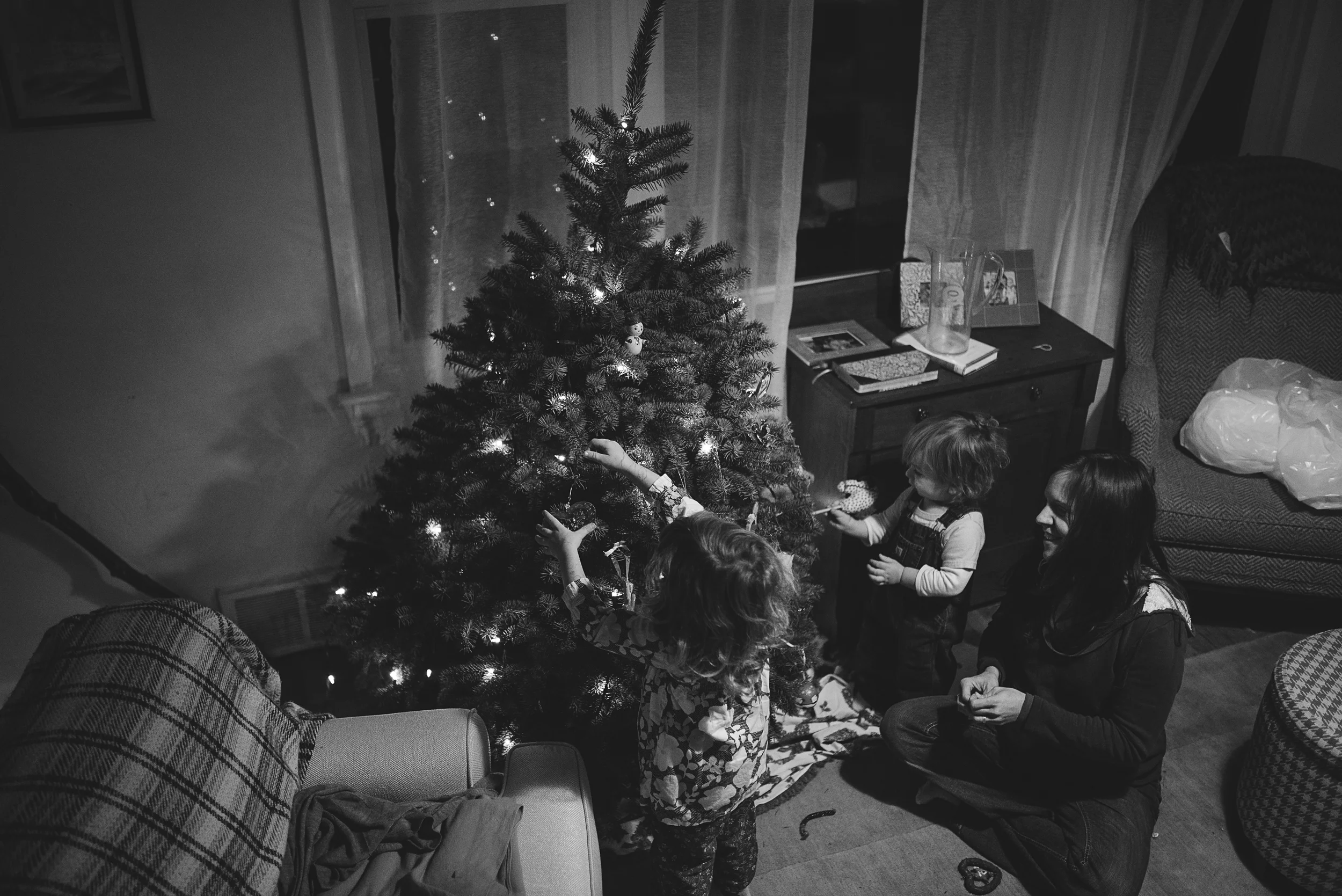 christmas-tree-decorating-7.jpg