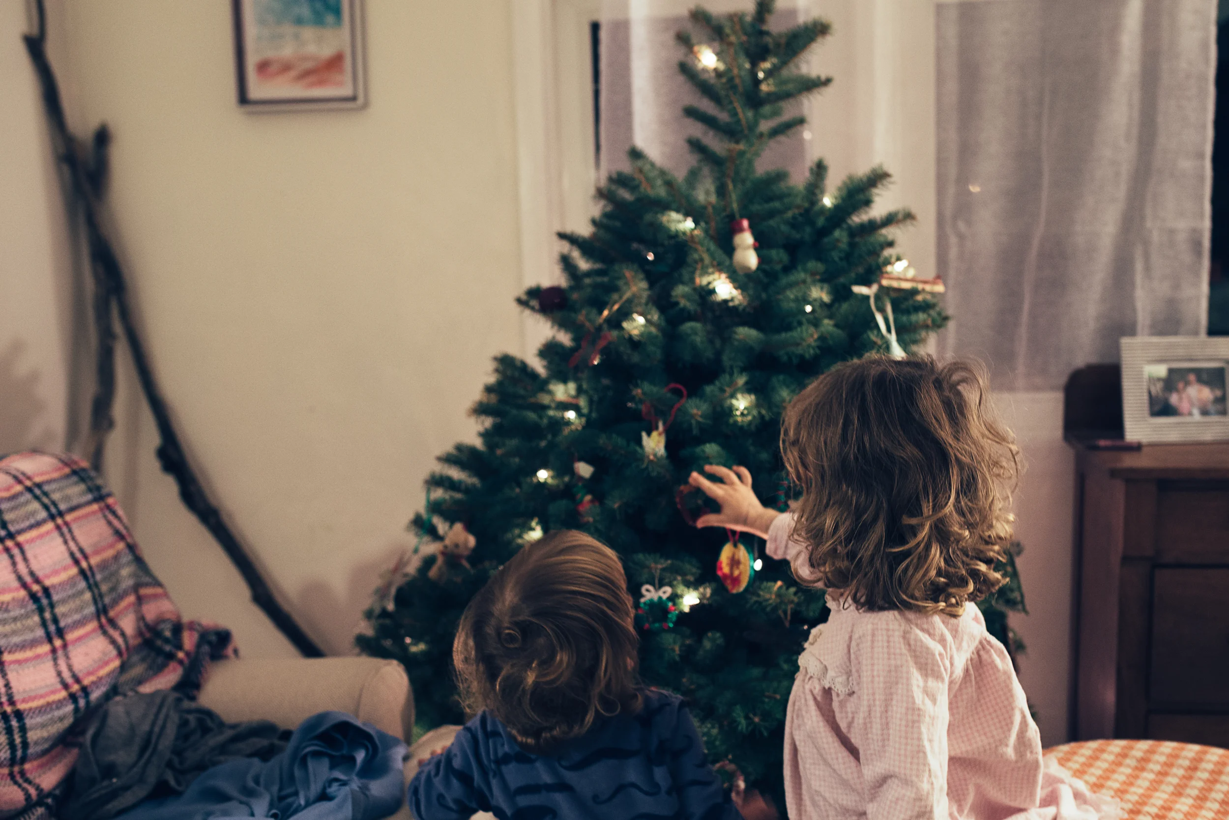 christmas-tree-decorating-8.jpg